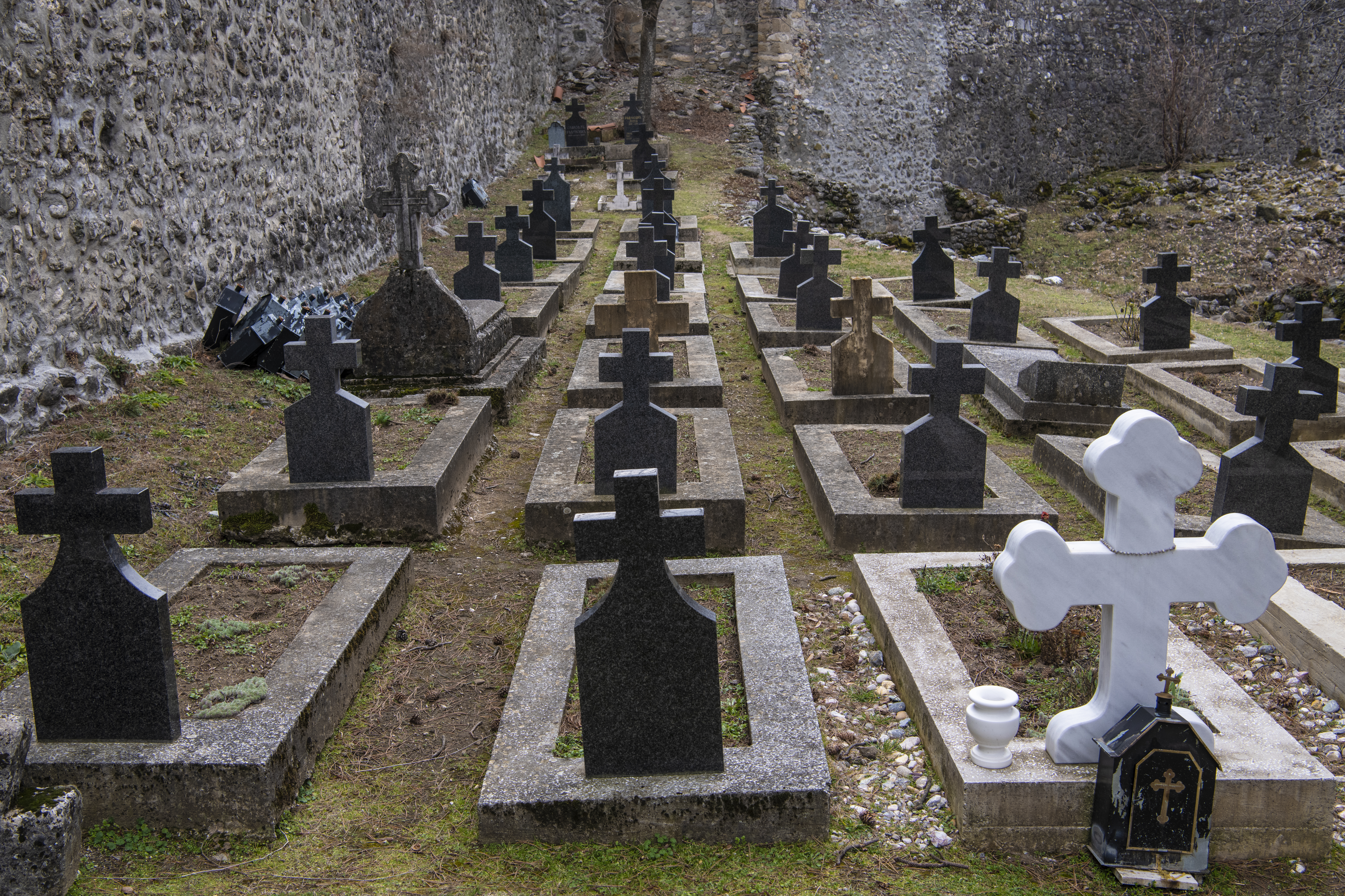 Kosovo i Metohija 25.03.2022. Manastir Pećka patrijaršija, groblje Foto: Dragan Mujan/Nova.rs