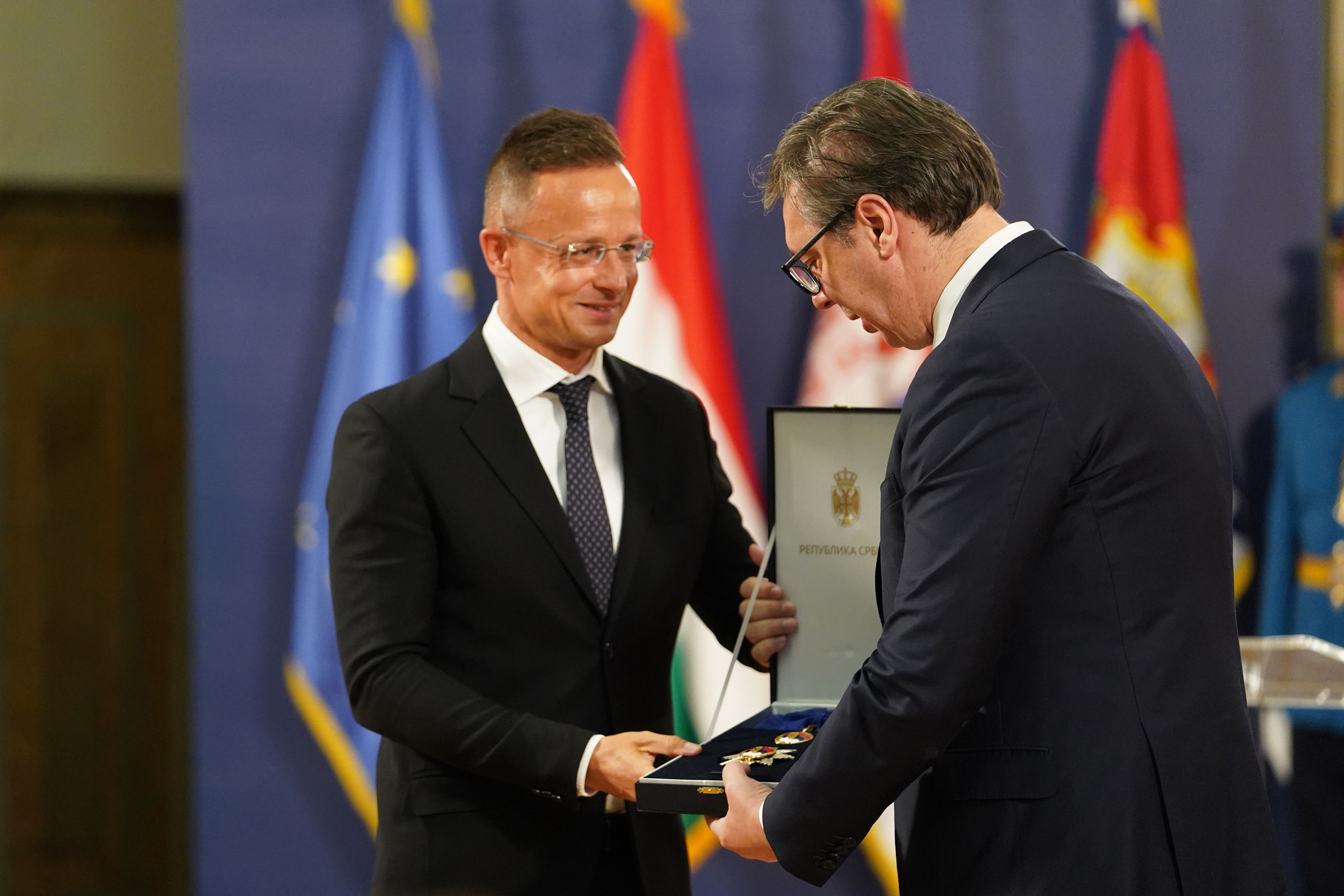 Beograd, 8. jula 2021 - Predsednik Srbije Aleksandar Vucic urucio je danas Orden srpske zastave prvog stepena madjarskom ministru spoljnih poslova Peteru Sijartu. FOTO TANJUG/ DRAGAN KUJUNDZIC/bs