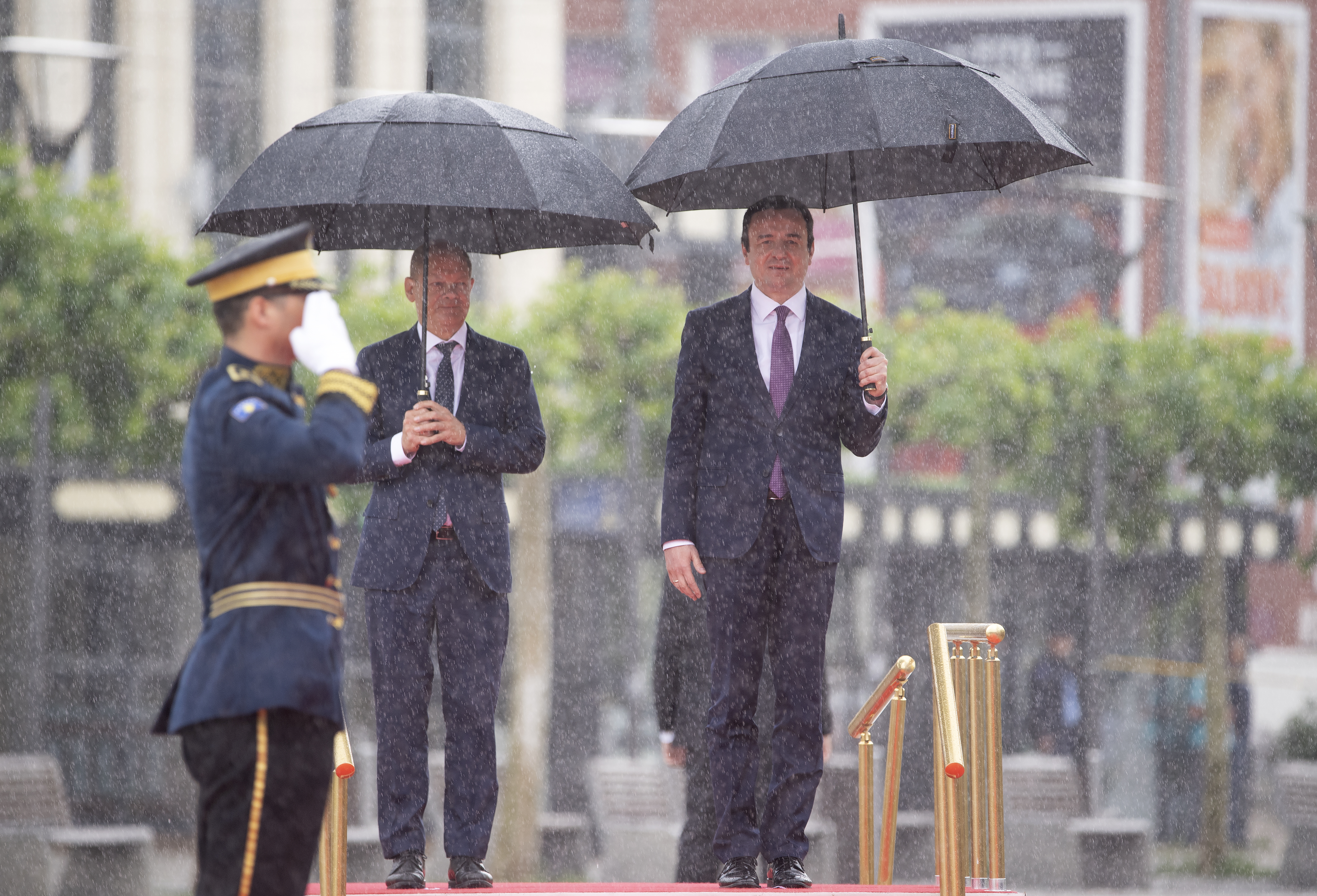epa10005431 Kosovo's Prime Minister Albin Kurti (R) welcomes German Chancellor Olaf Scholz (L) to Pristina, Kosovo, 10 June 2022. Scholz is on a one-day official visit to Kosovo as part of his Balkan tour.  EPA-EFE/GEORGI LICOVSKI