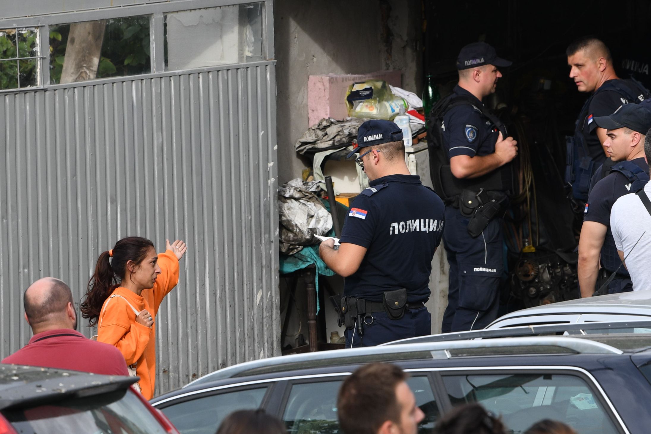 Beograd 15. septembar 2022. Palilula drzi noz pod gusom. U Ulici vojvode Micka Krstića na Paliluli, (Karaburma) automehaničarska radnja jedan muškarac drži drugog kao taoca, talacka kriza, policija Foto:Filip Krainčanić/Nova.rs