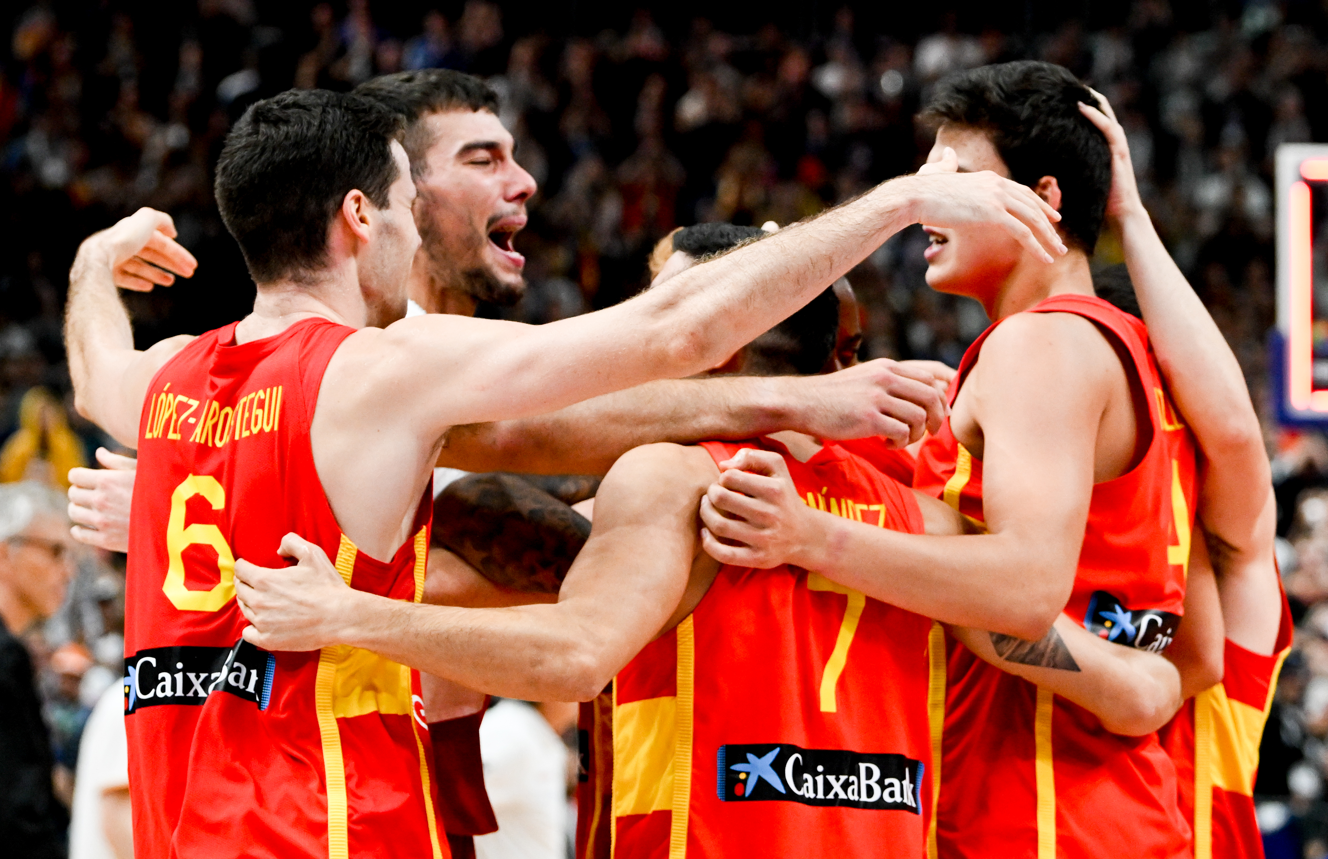 epa10188912 Players of Spain celebrate after winning the FIBA EuroBasket 2022 semi final match between Germany and Spain in Berlin, Germany, 16 September 2022.  EPA-EFE/FILIP SINGER