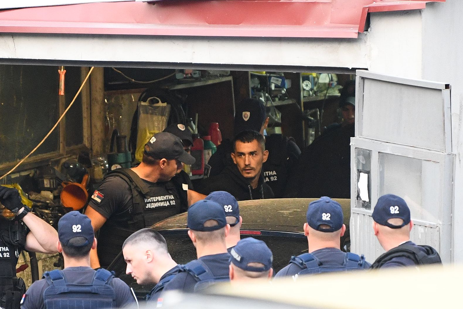 otmicar uhvaće uhapšen Beograd 15. septembar 2022. Palilula drzi noz pod gusom. U Ulici vojvode Micka Krstića na Paliluli, (Karaburma) automehaničarska radnja jedan muškarac drži drugog kao taoca, talacka kriza, policija Foto:Filip Krainčanić/Nova.rs