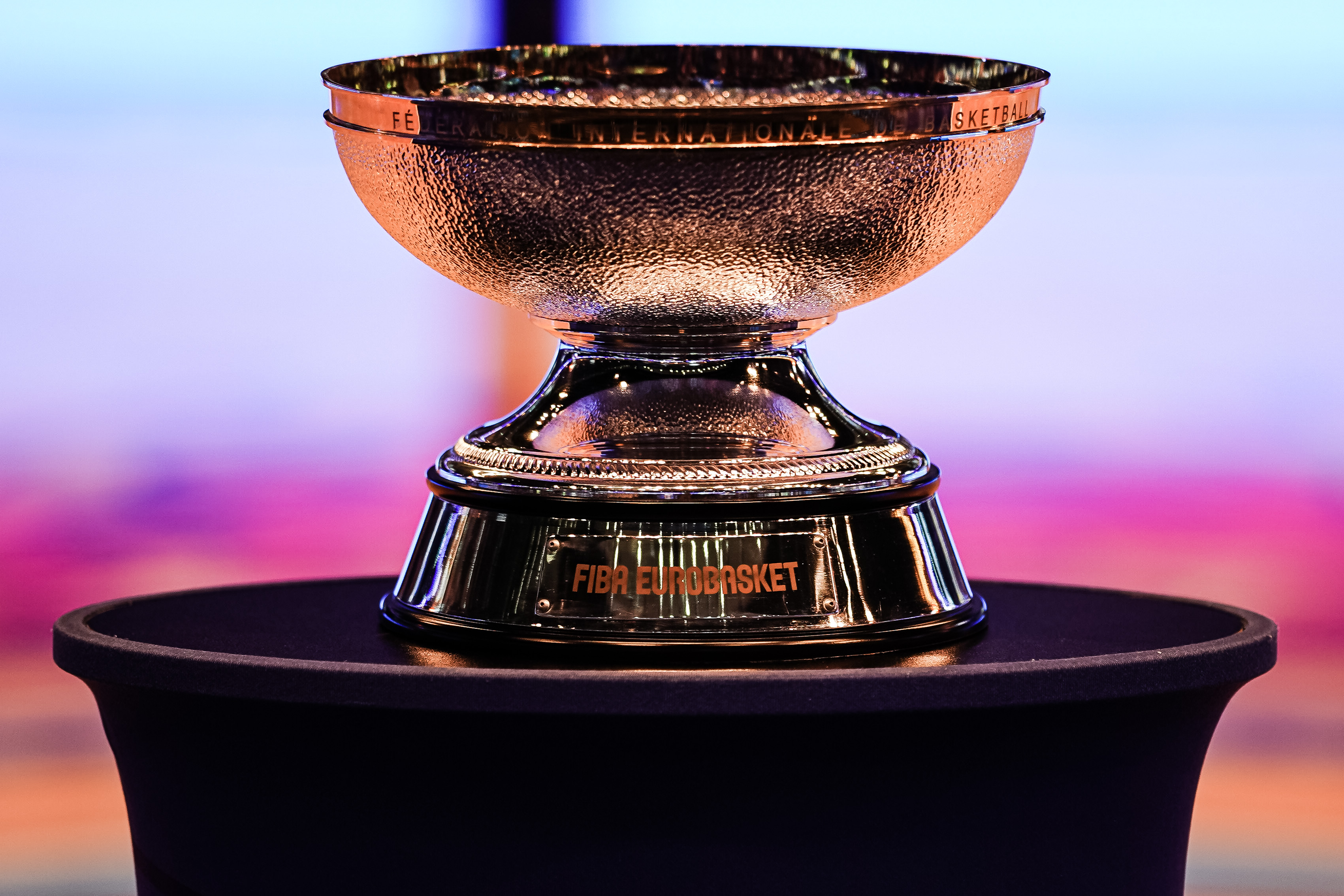 epa10176299 The trophy on display prior to the FIBA EuroBasket 2022 round of 16 match between Spain and Lithuania at EuroBasket Arena in Berlin, Germany, 10 September 2022.  EPA-EFE/CLEMENS BILAN
