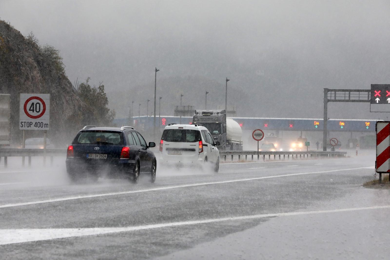 Kiša i magla otežavaju promet na autocesti Rijeka-Zagreb