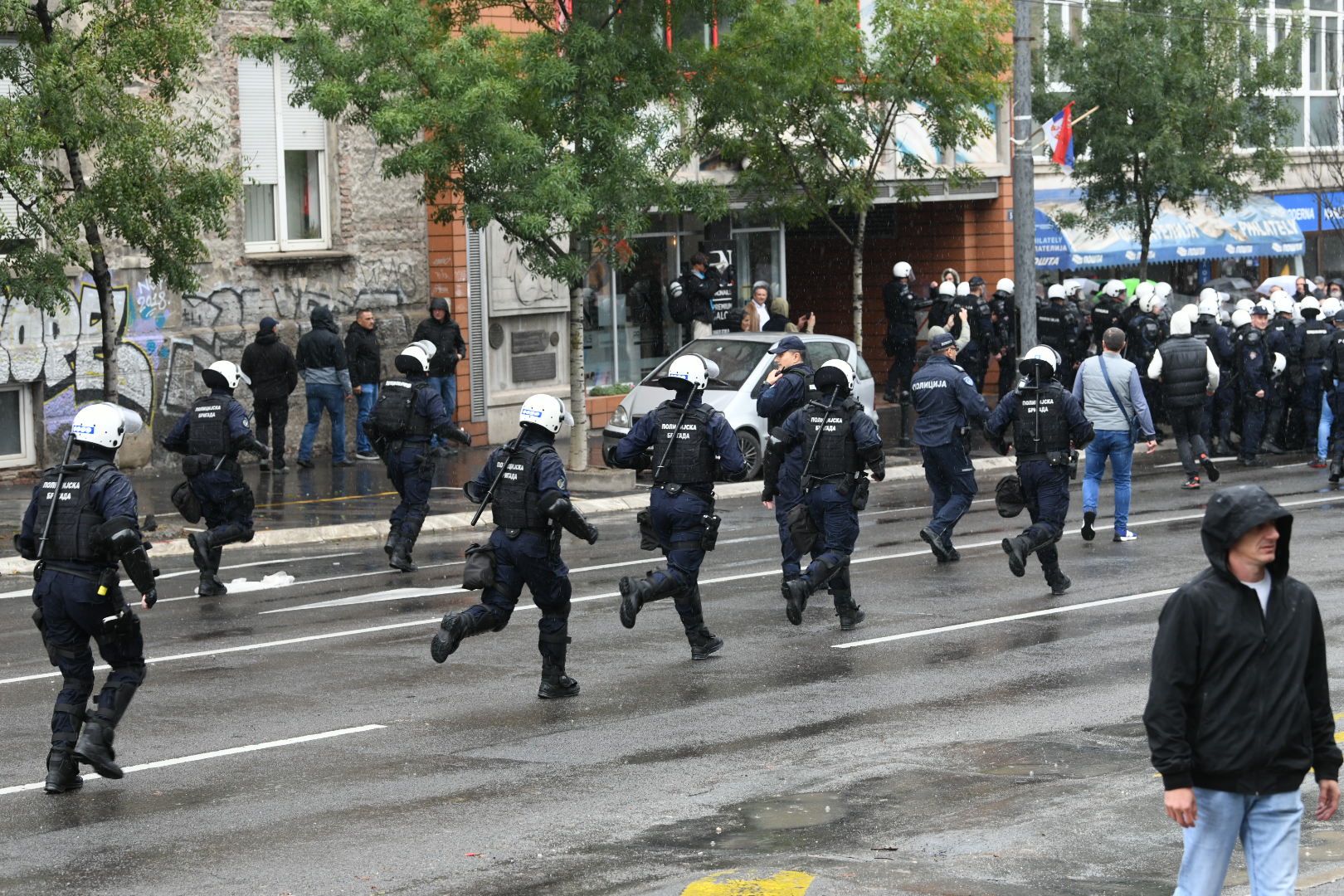 Beograd, 17.09.2022. Takovska, Kosovska ulica, skupljaju se vernici, kontraskup, anti gej parada, anti prajd protest, Kontraskup, policija, zatvorene ulice, litijaši, policija odnosi monaha antonija, sukob policije i litijaša Foto: Vesna Lalić/Nova.rs