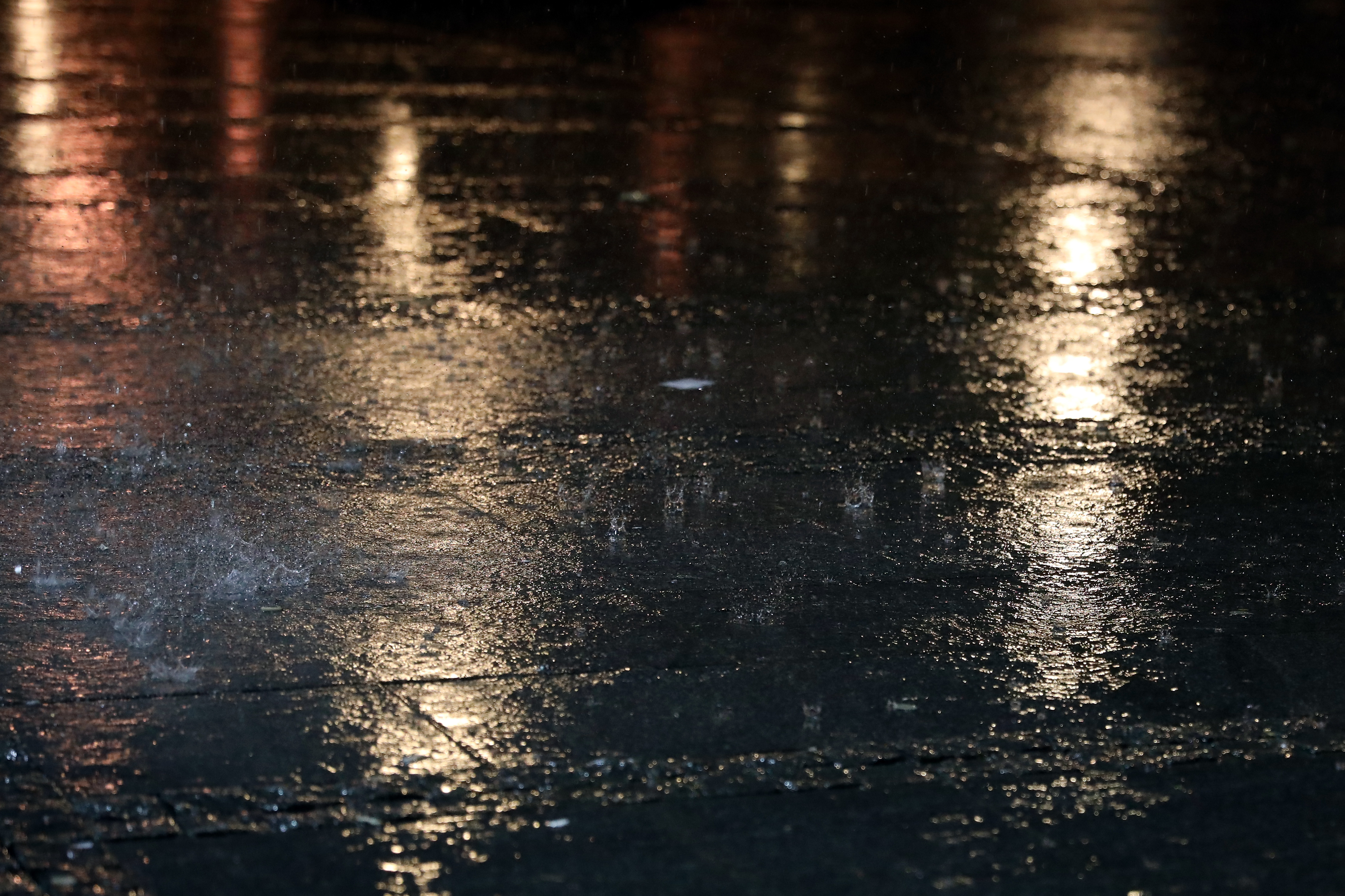 A storm accompanied by heavy rain and thunder struck Belgrade.Nevreme praceno obilnim kisom i grmljavinom pogodilo Beograd.