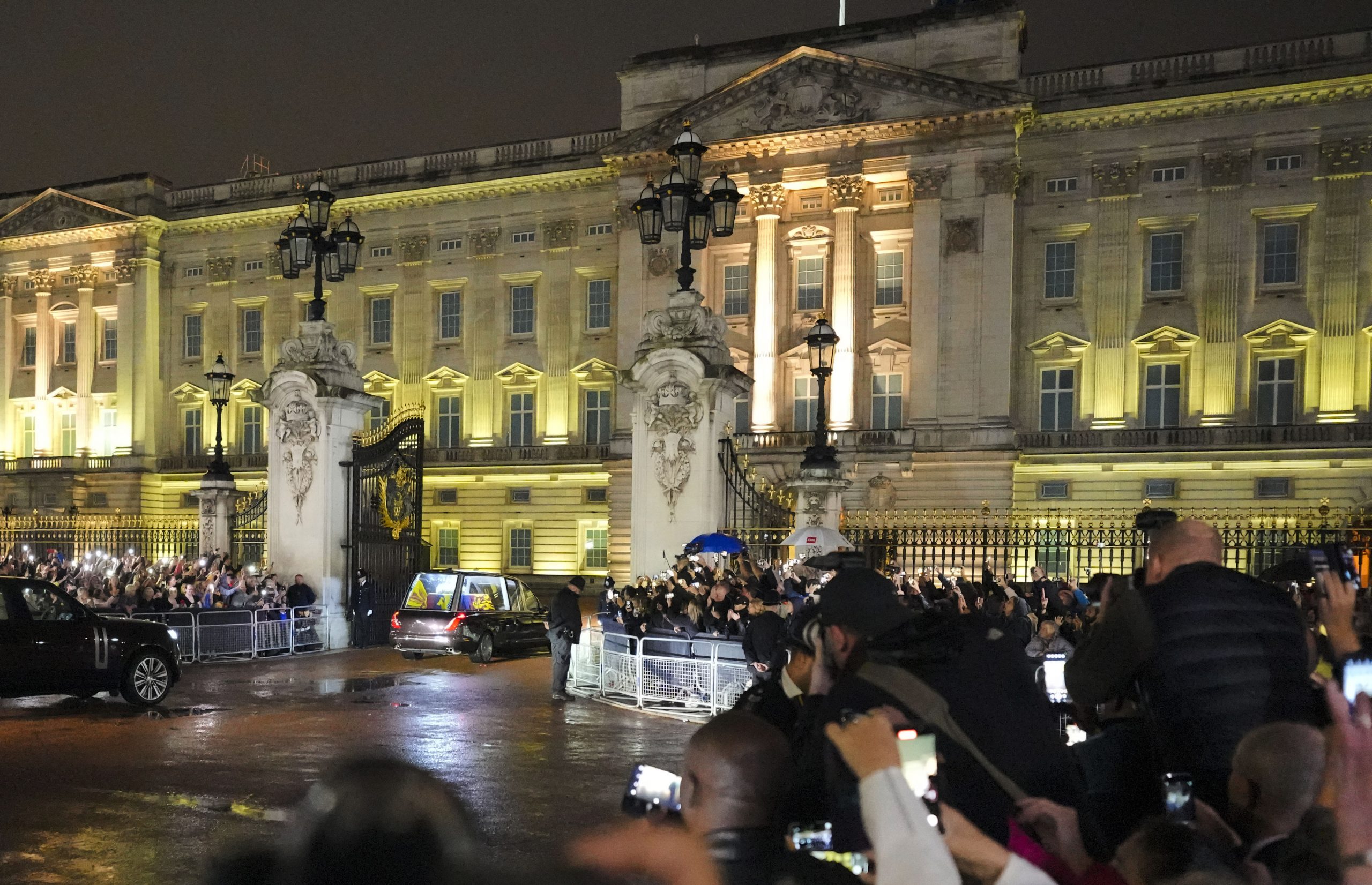 The hearse carrying Queen Elizabeth's coffin arrives at Buckingham Palace in London, Tuesday, Sept. 13, 2022. (AP Photo/Markus Schreiber)