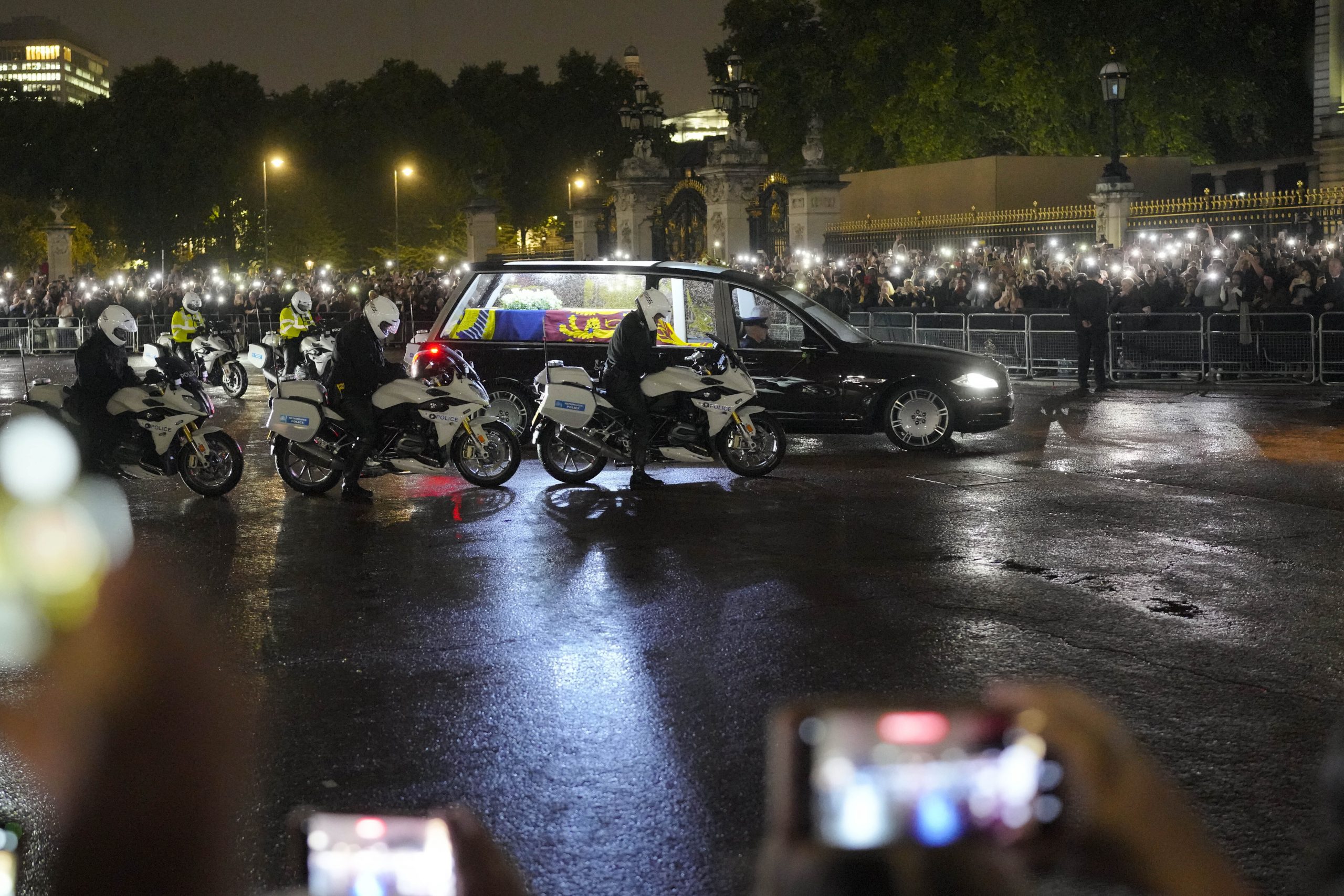 The hearse carrying Queen Elizabeth's coffin arrives at Buckingham Palace in London, Tuesday, Sept. 13, 2022. (AP Photo/Markus Schreiber)