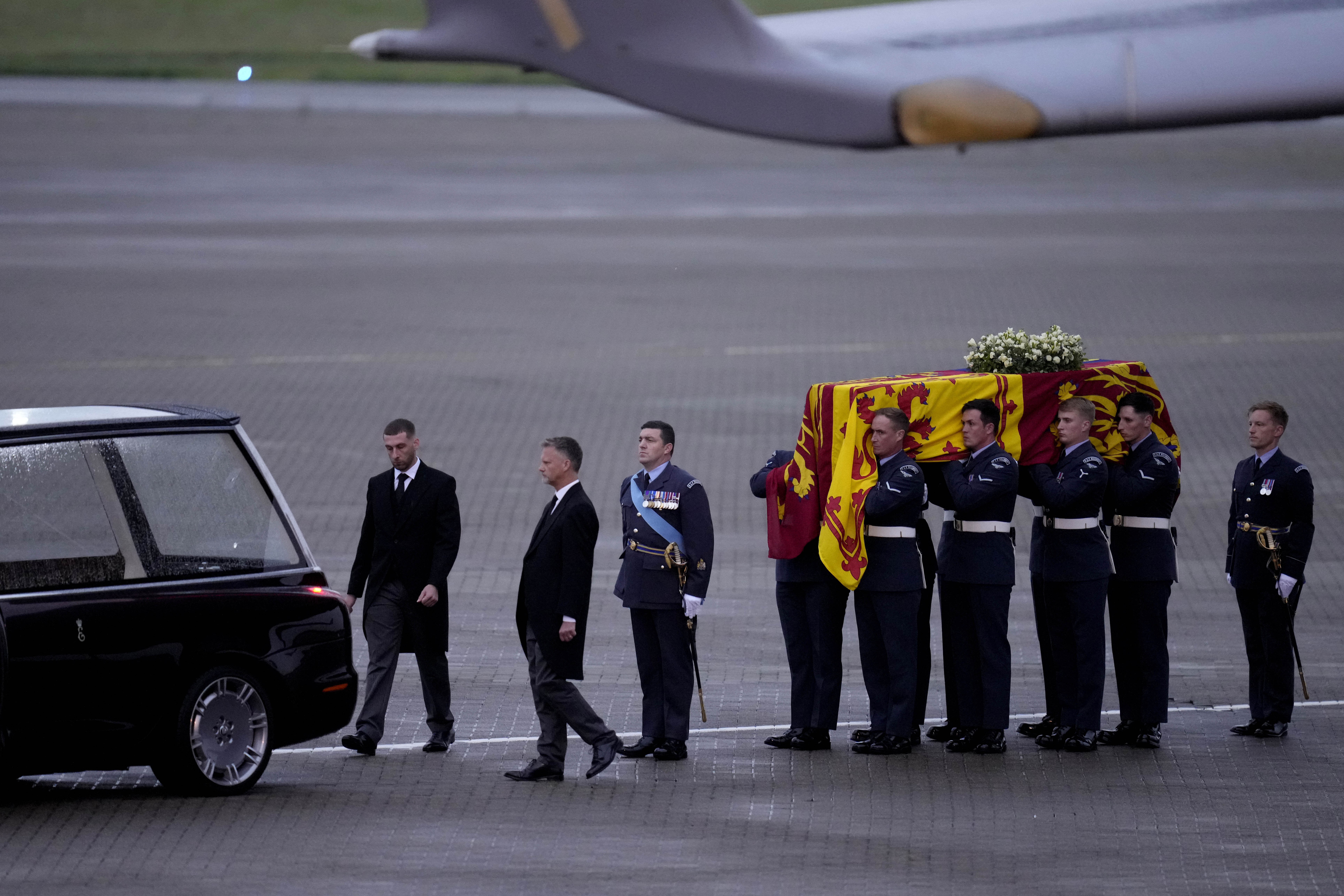 Kraljica Elizabeta, kovčeg stigao u London, Britain Royals