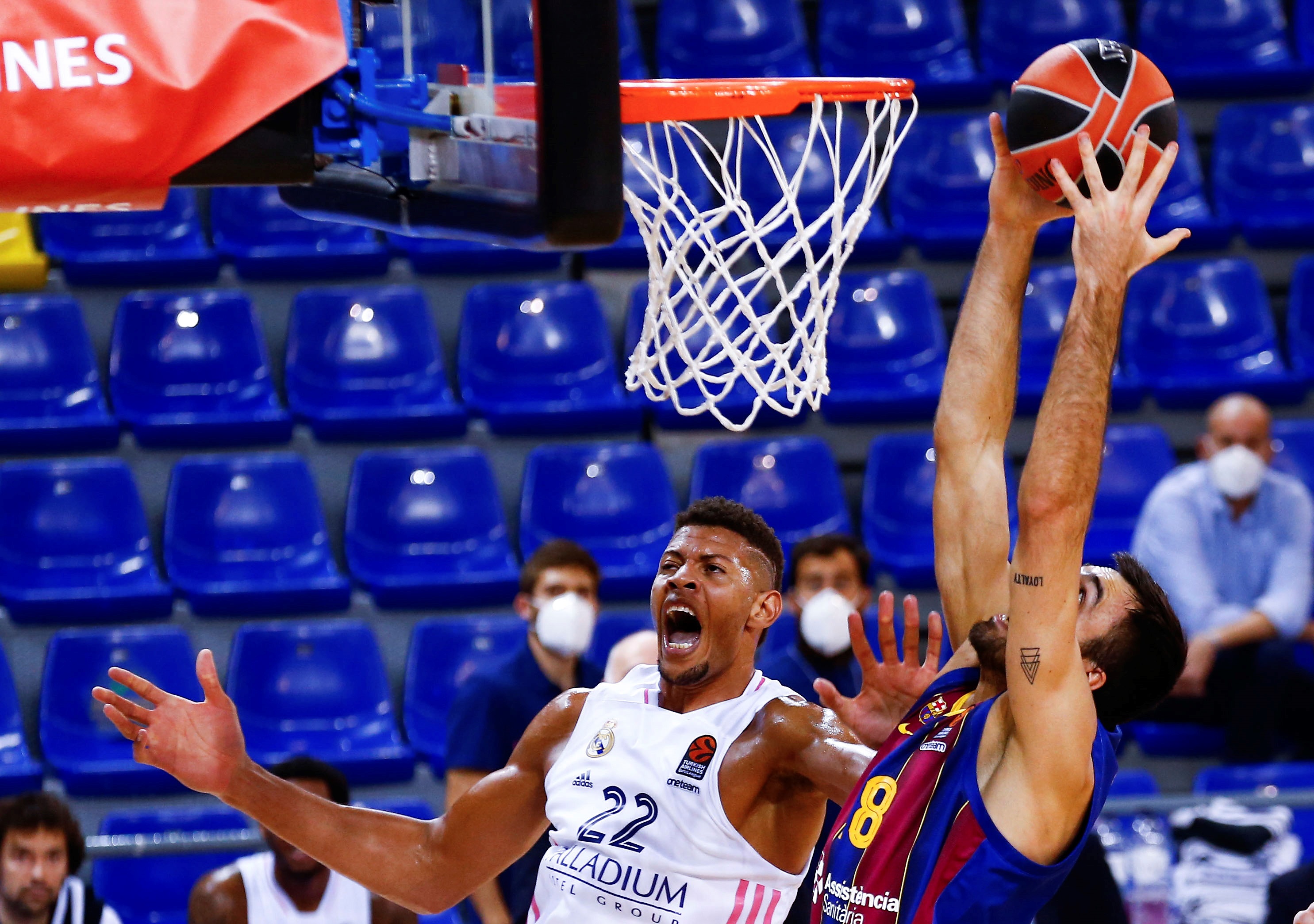 epa08769083 FC Barcelona's Pierre Oriola (R) in action against Real Madrid's Edy Tavares (L) during the Euroleague basketball match between FC Barcelona and Real Madrid at Palau Blaugrana in Barcelona, Spain, 23 October 2020.  EPA-EFE/Enric Fontcuberta