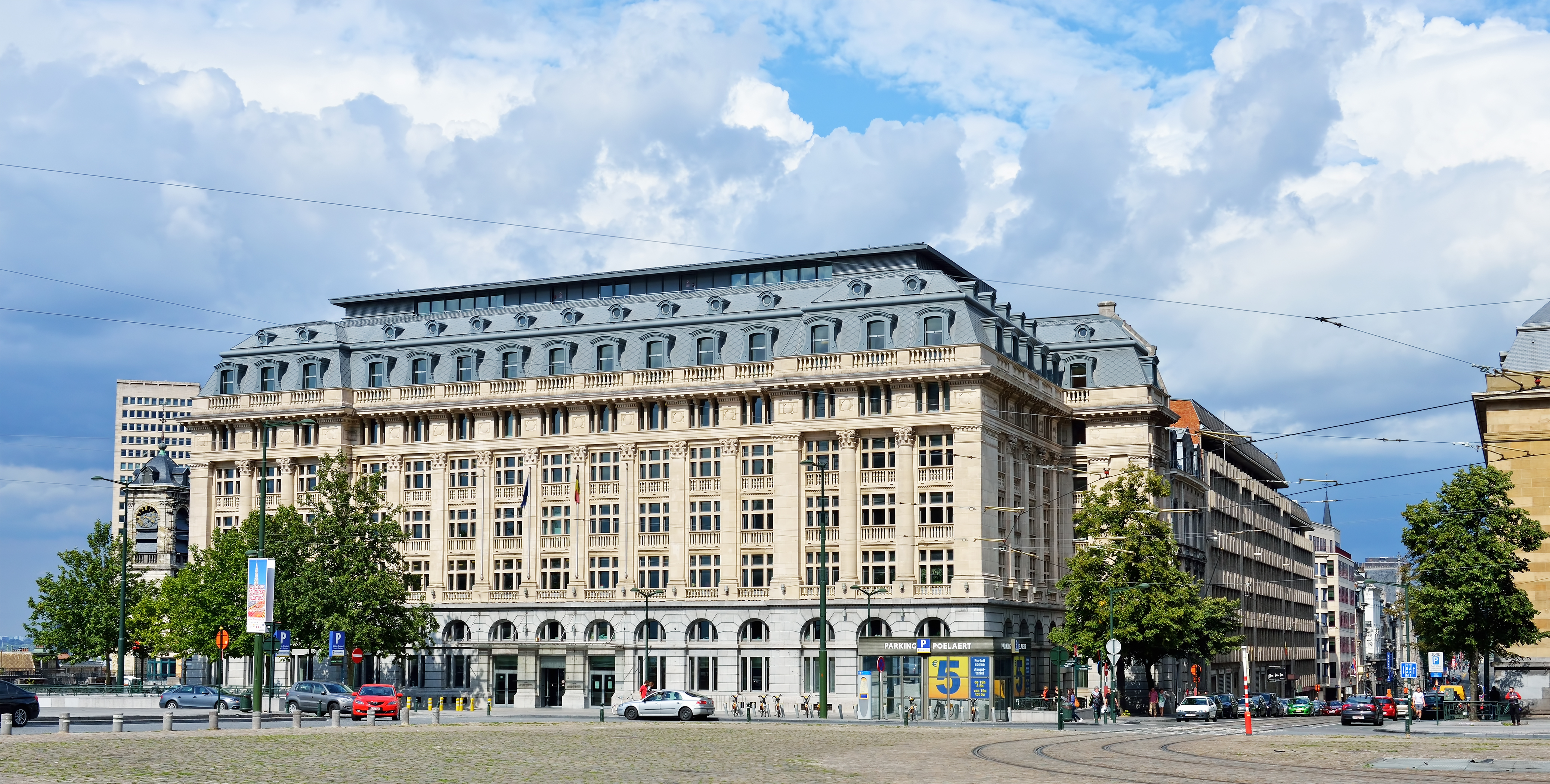Foto: skyfish / Shutterstock
BRUSSELS, BELGIUM-AUGUST 20, 2014: Place Poelaert with buildings of Ministry of Justice. This square is surrounded by the departments and court buildings of the Ministry of Justice
Belgija belgijsko ministarstvo pravde