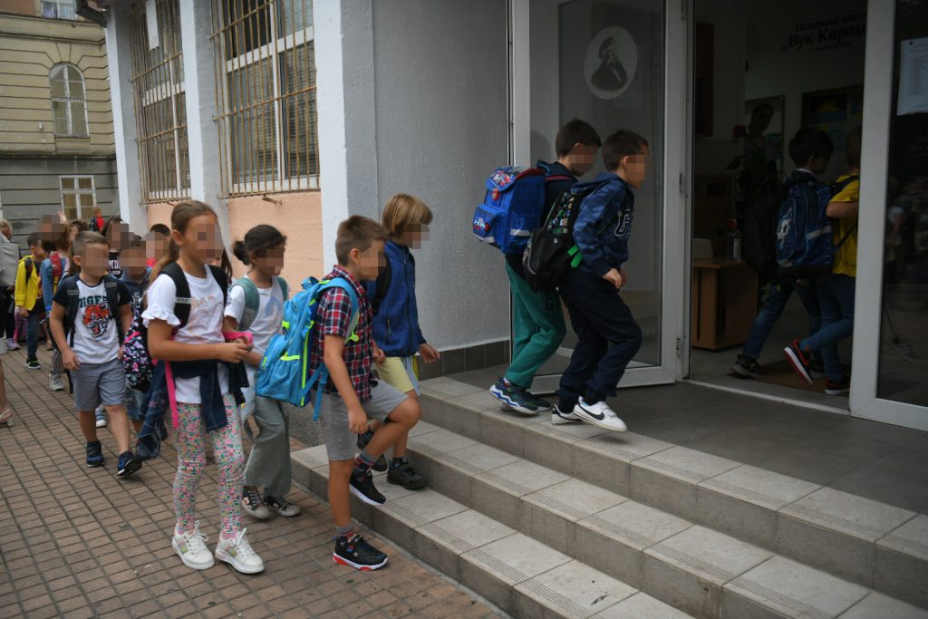 Beograd 01. septembar 2022. Polazak u skolu, Osnovna skola Vuk Karadzic, deca, ucenici. djaci, prvaci školska torba ranac Foto:Nemanja Jovanović/Nova.rs