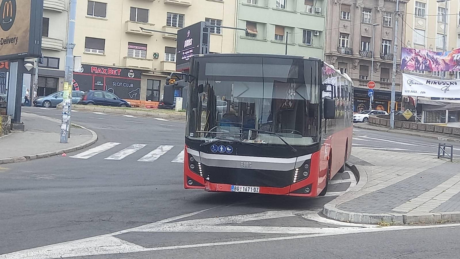 Vozilo GSP-a proklizalo i udarilo u banderu / Foto: Dunja Marić