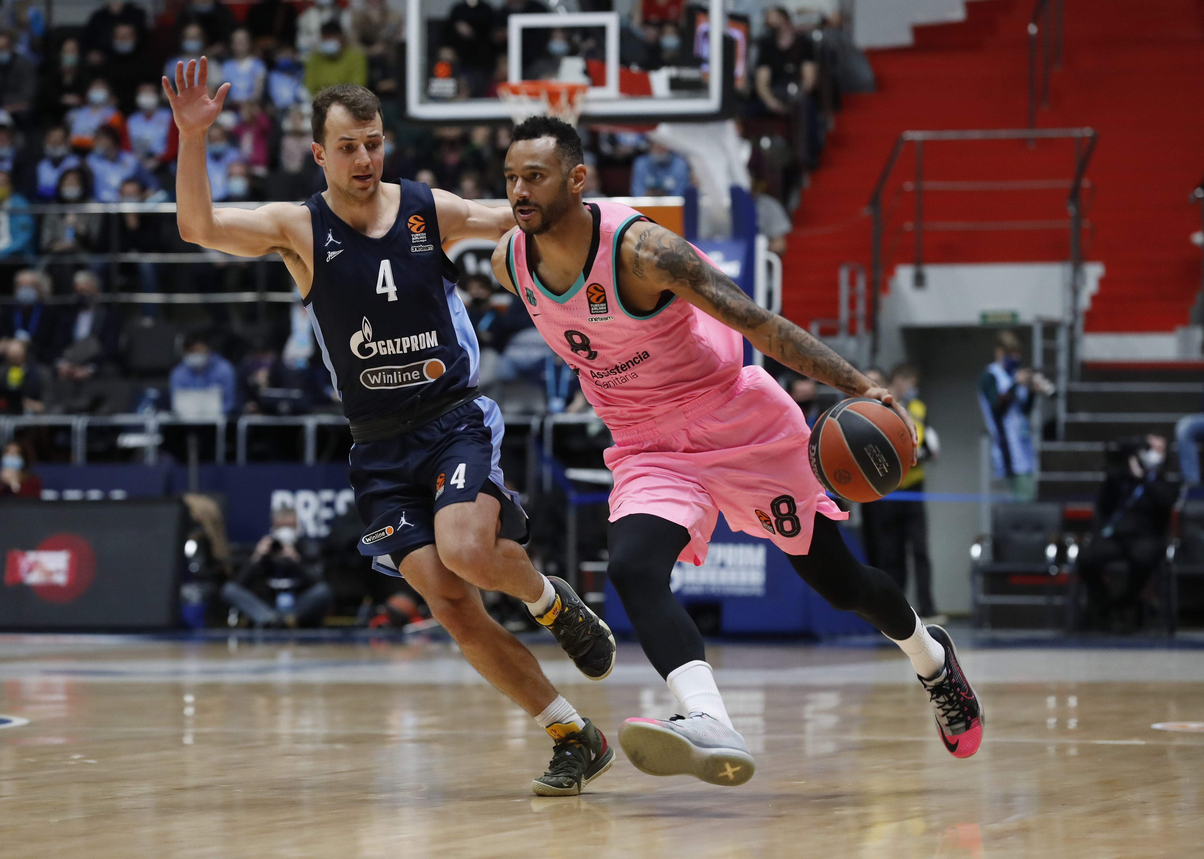 epa09165852 Adam Hanga (R) of FC Barcelona in action against Kevin Pangos (L) of BC Zenit during the Euroleague playoff basketball match between BC Zenit St. Petersburg and FC Barcelona in St. Petersburg, Russia, 28 April 2021.  EPA-EFE/ANATOLY MALTSEV