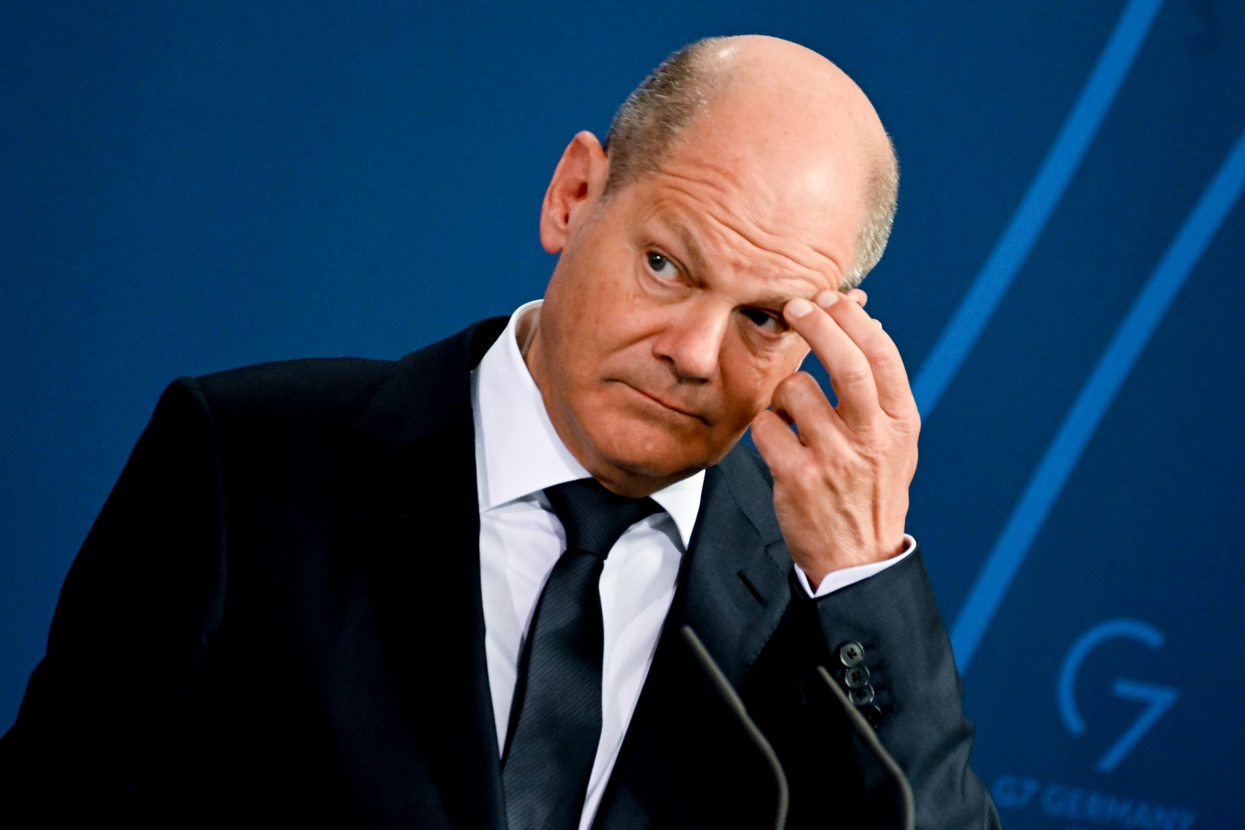 epa09926433 German Chancellor Olaf Scholz reacts during a press conference with  Kosovo Albin Kurti (unseen) at the Chancellery in Berlin, Germany, 04 May 2022. Kurti and Scholz met for bilateral talks.  EPA-EFE/FILIP SINGER