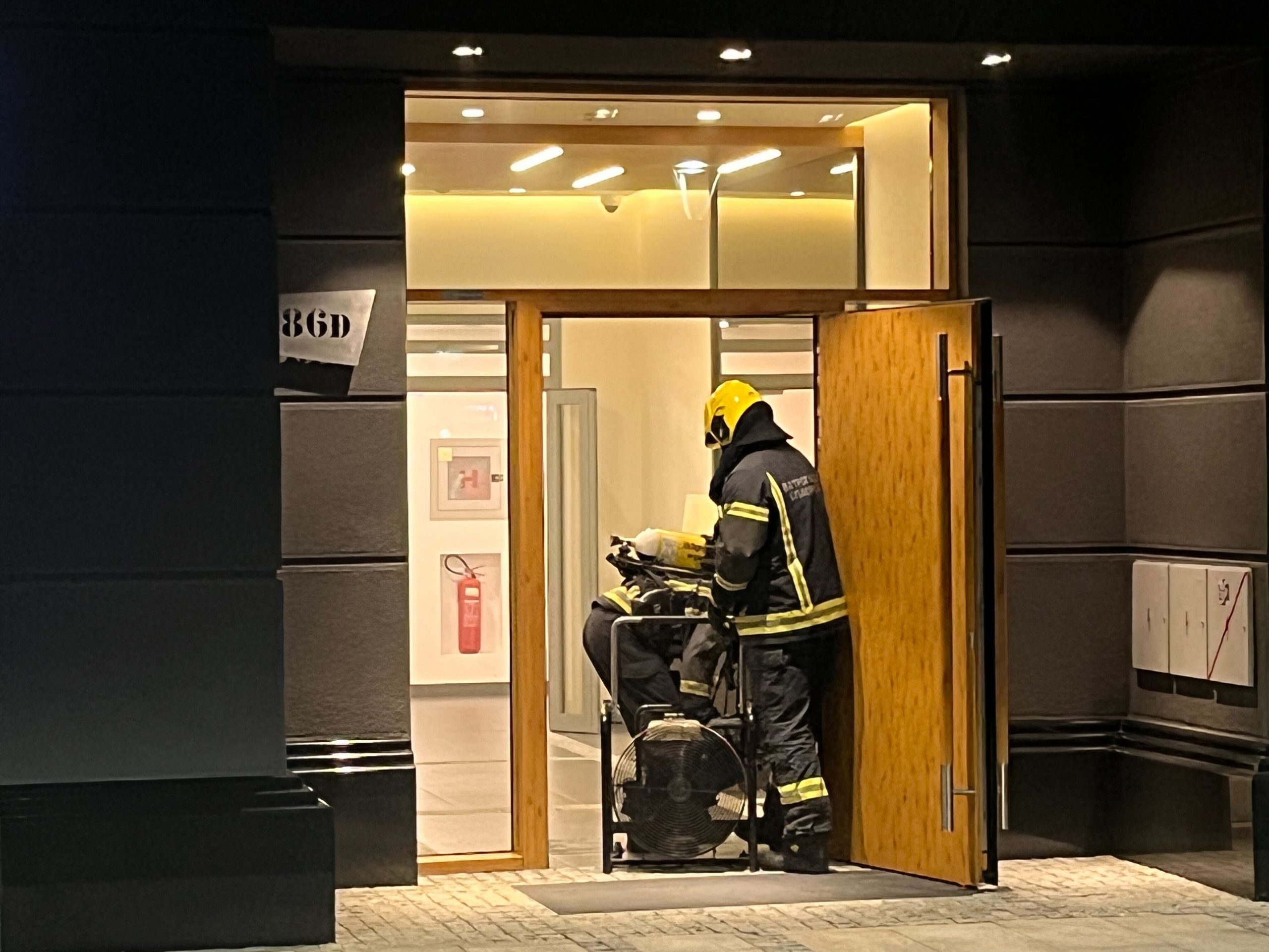 Intervencija vatrogasaca u naselju West 65, izvlači se dim iz hodnika zgrade Foto: N1