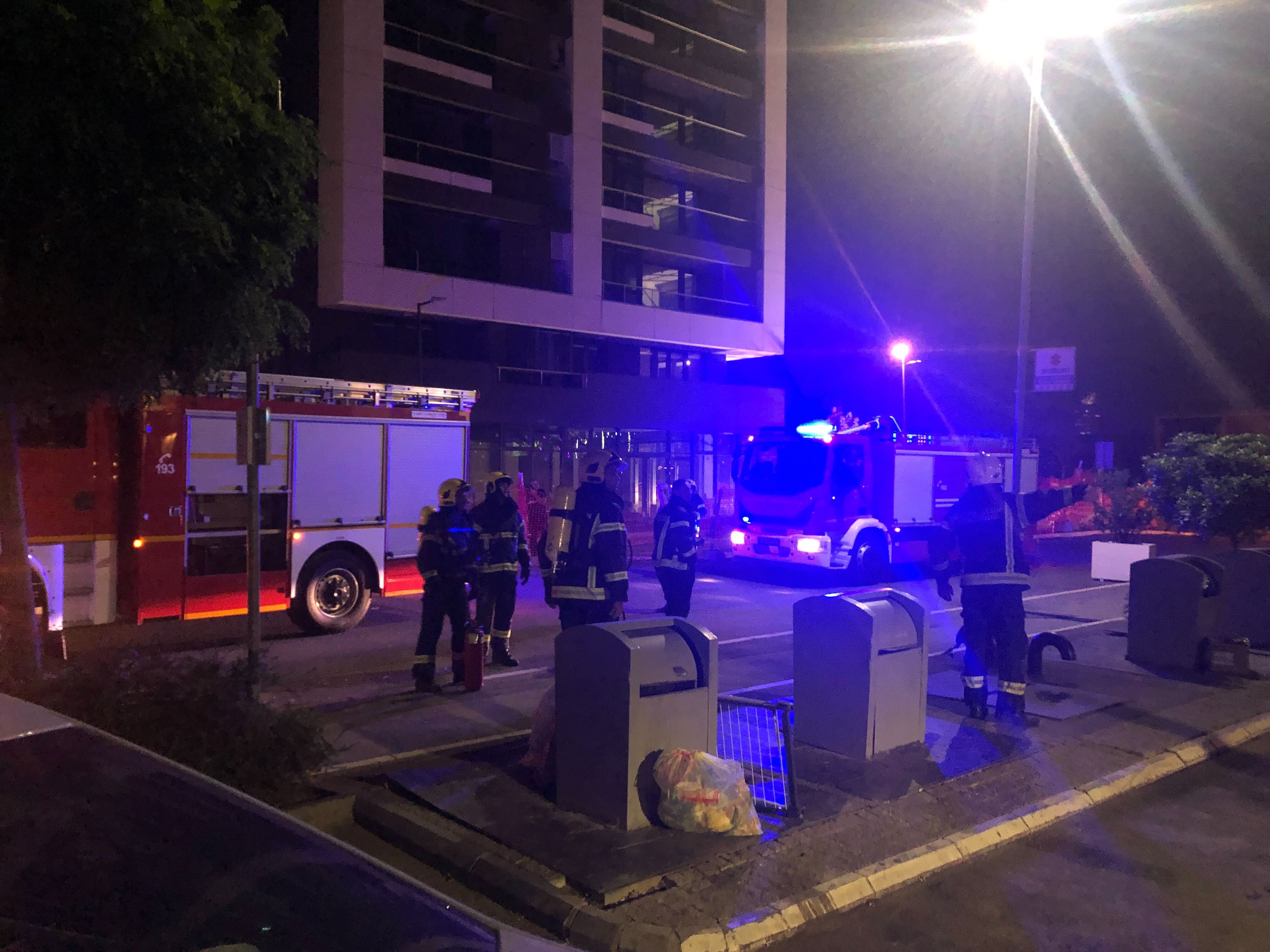 Intervencija vatrogasaca u naselju West 65, izvlači se dim iz hodnika zgrade Foto: N1