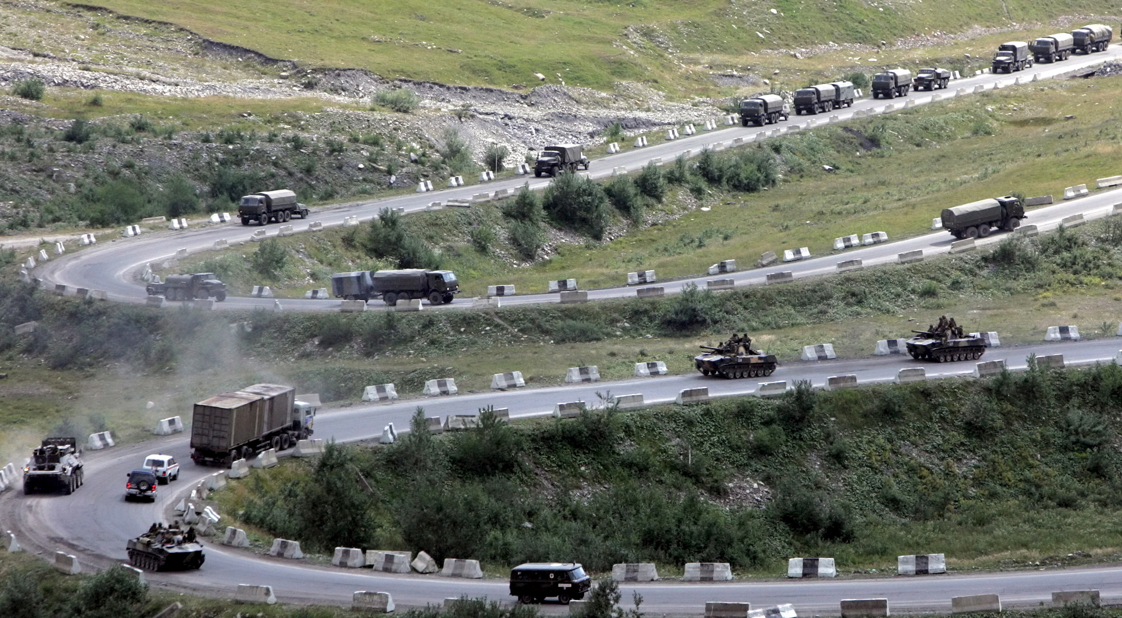 epa01462079 A column of Russian troops moves from Tskhinvali back to Russia near the village of Dzhava, South Ossetia, Georgia, 22 August 2008.  EPA/MAXIM SHIPENKOV