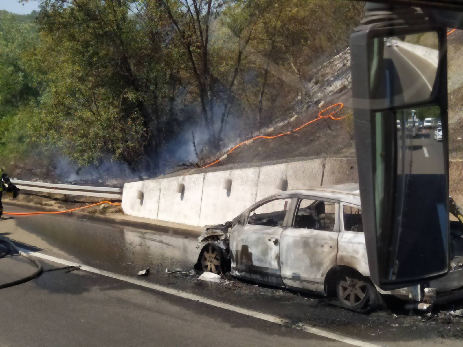 Zapaljen automobil, zapalio se automobil na putu, vatrogasci Foto: N1