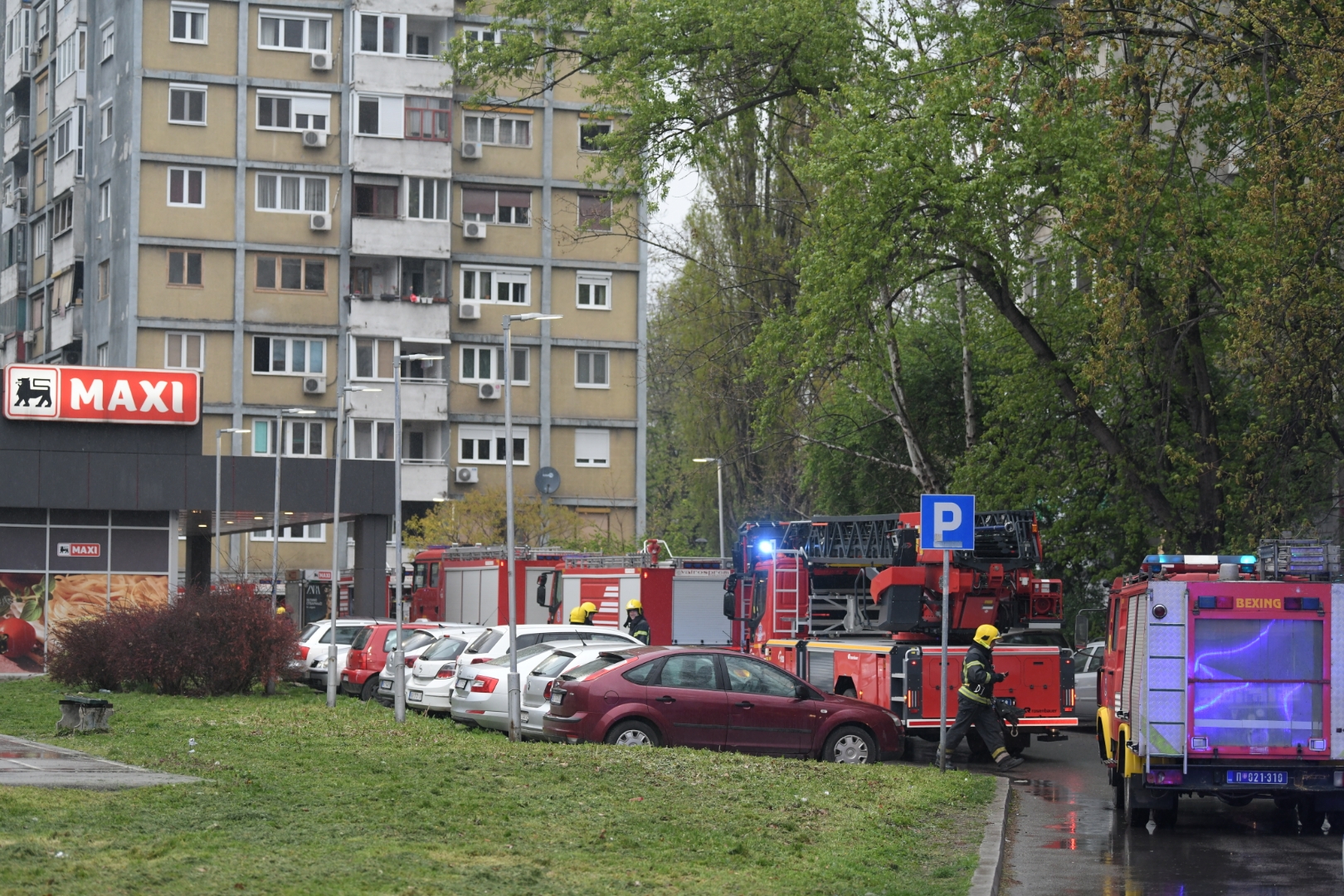 Beograd 17.04.2021. Novi Beograd, Bulevar Mihaila Pupina, požar, zgrada, vatrogasci Foto: Dragan Mujan/Nova.rs