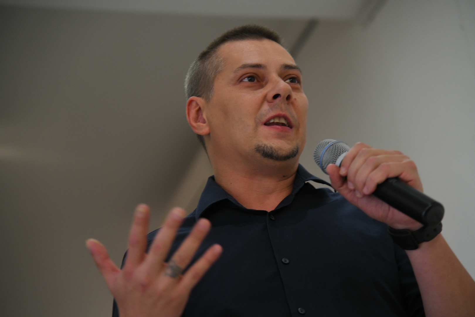 Beograd, 13.09.2022. Galerija Haos, izložba „Anđeli tame“ Andreja Josifovskog – Pijaniste, Andrej Josifovski, Pijanista Foto: Nemanja Jovanović/Nova.rs