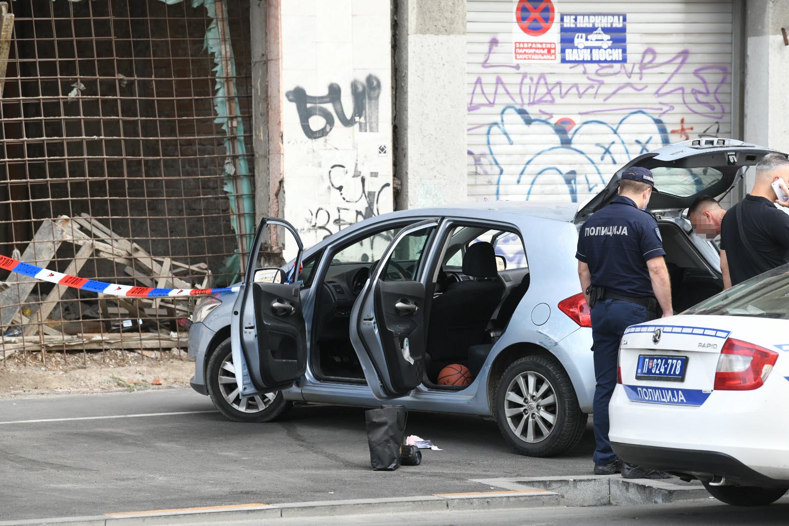 Beograd 24. jul 2022. Pronadjeno telo muskarca u automobilu na mestu suvozaca kod Zeleznicke stanice, policija uvidjaj Foto:Vesna Lalić/Nova.rs