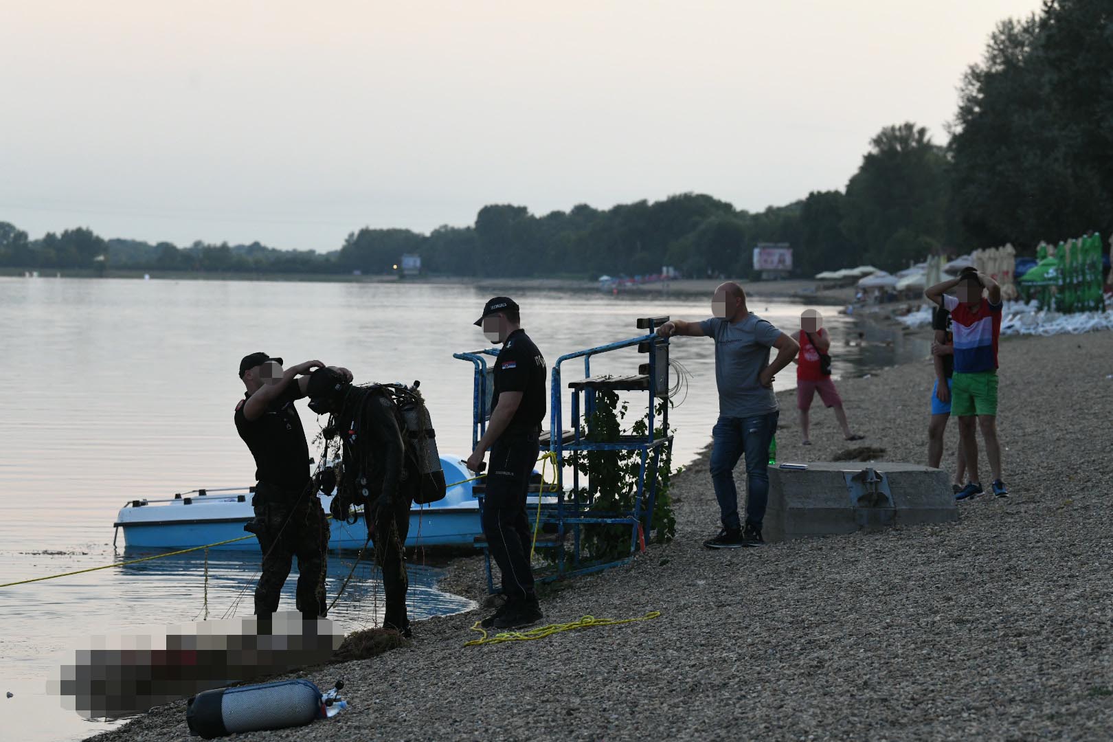 Beograd 24. jul 2022. Ada Ciganlija, potraga za mladicem koji je sa pedaline skocio u jezero i nije izronio, policija, ronioci zandarmerije, potraga Foto:Vesna Lalić/Nova.rs