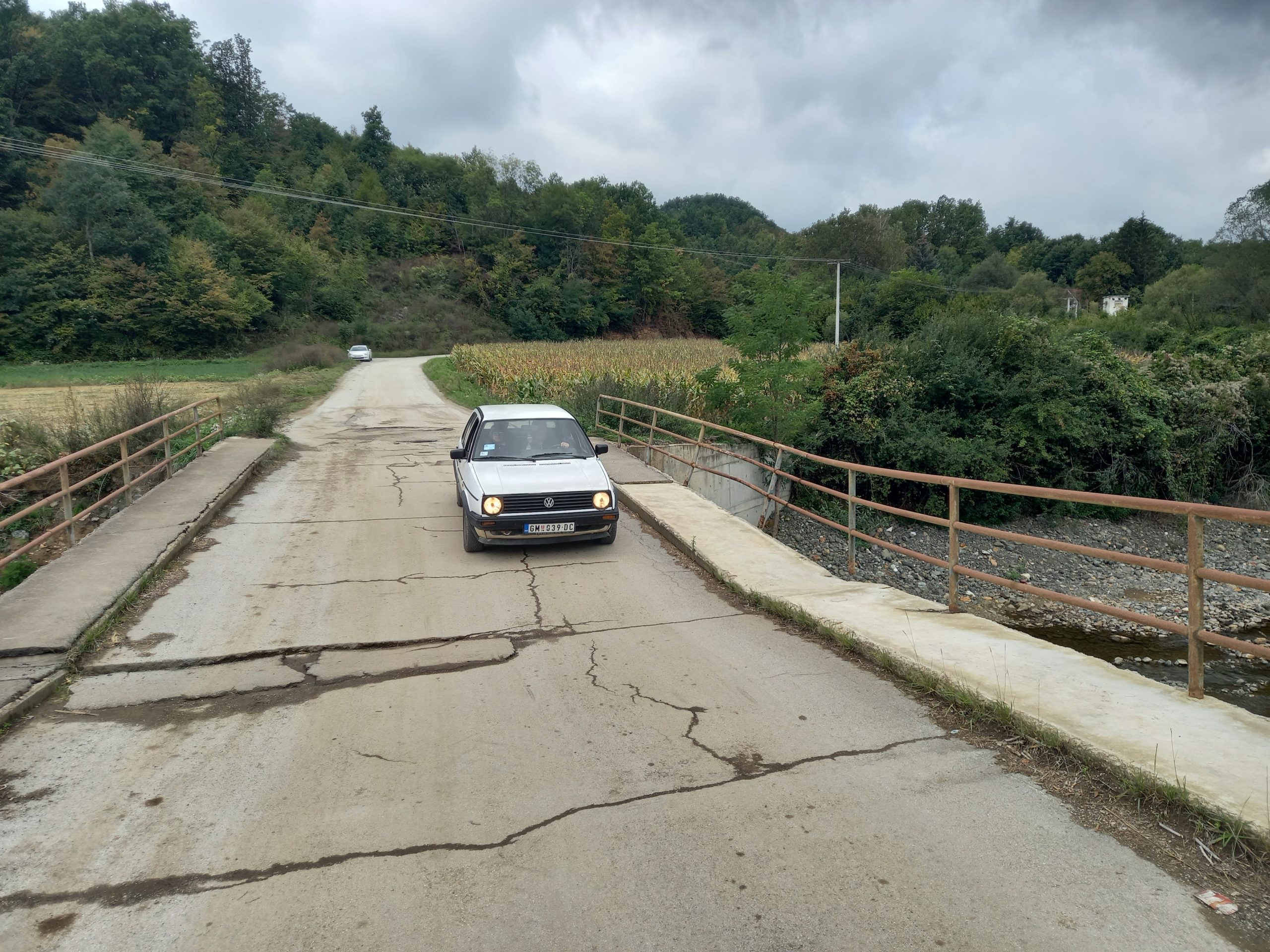 Most u selu Bogdanica koje pripada opštini Gornji Milanovac, koji je
oštećen u junskim poplavama, i dalje je rizičan za prelazak. Poslao Nenad Bozovic