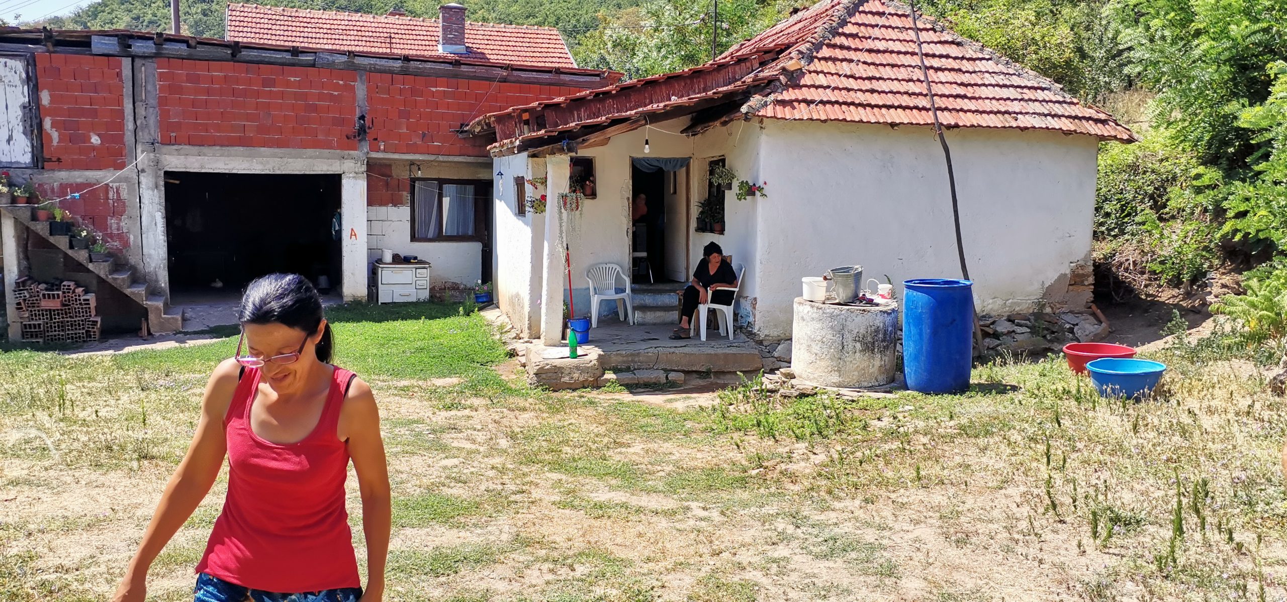 V.B. (41) iz okoline Merošine uhapšen je jer je sinoć zapalio kuću bivšoj partnerki Smiljani Kočić (48) u selu Azbresnica u kojoj ona živi sa sestrom i devetnestogodišnjom ćerkom. Merosina selo Azbresnica
