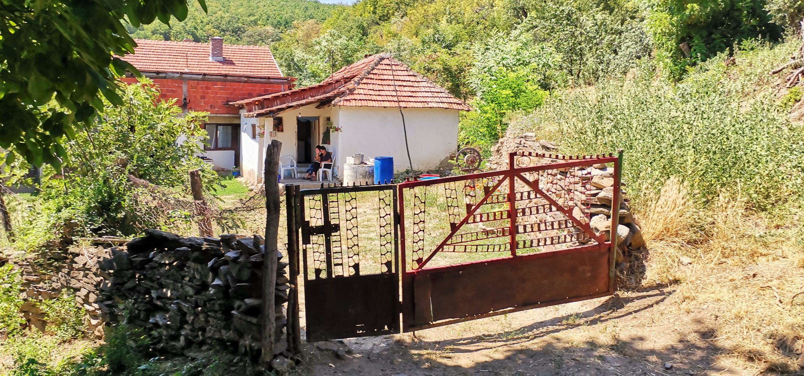 V.B. (41) iz okoline Merošine uhapšen je jer je sinoć zapalio kuću bivšoj partnerki Smiljani Kočić (48) u selu Azbresnica u kojoj ona živi sa sestrom i devetnestogodišnjom ćerkom. Merosina selo Azbresnica