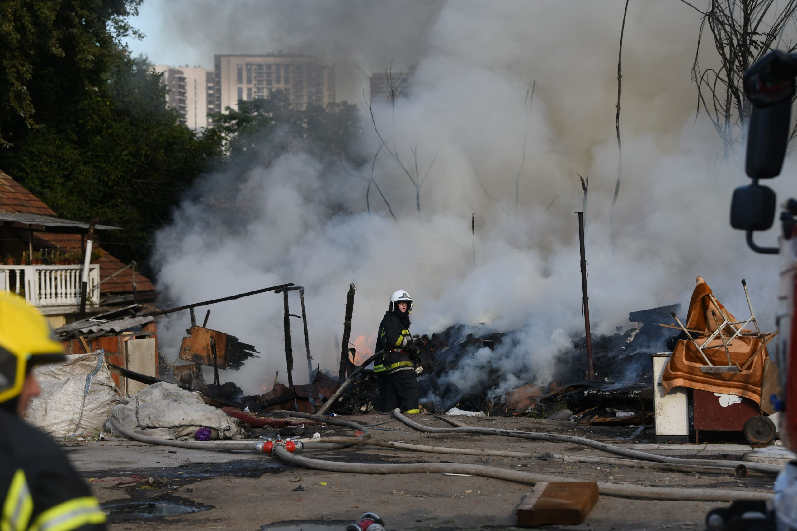 Beograd, 26. jula 2022.- Gust crni dim nadvio se danas posle podne u blizini Sava centra na Novom Beogradu, gore barake preko puta Sava centra.Vatrogasci i policija su na terenu. Foto: Filip Krainčanić/Nova.rs