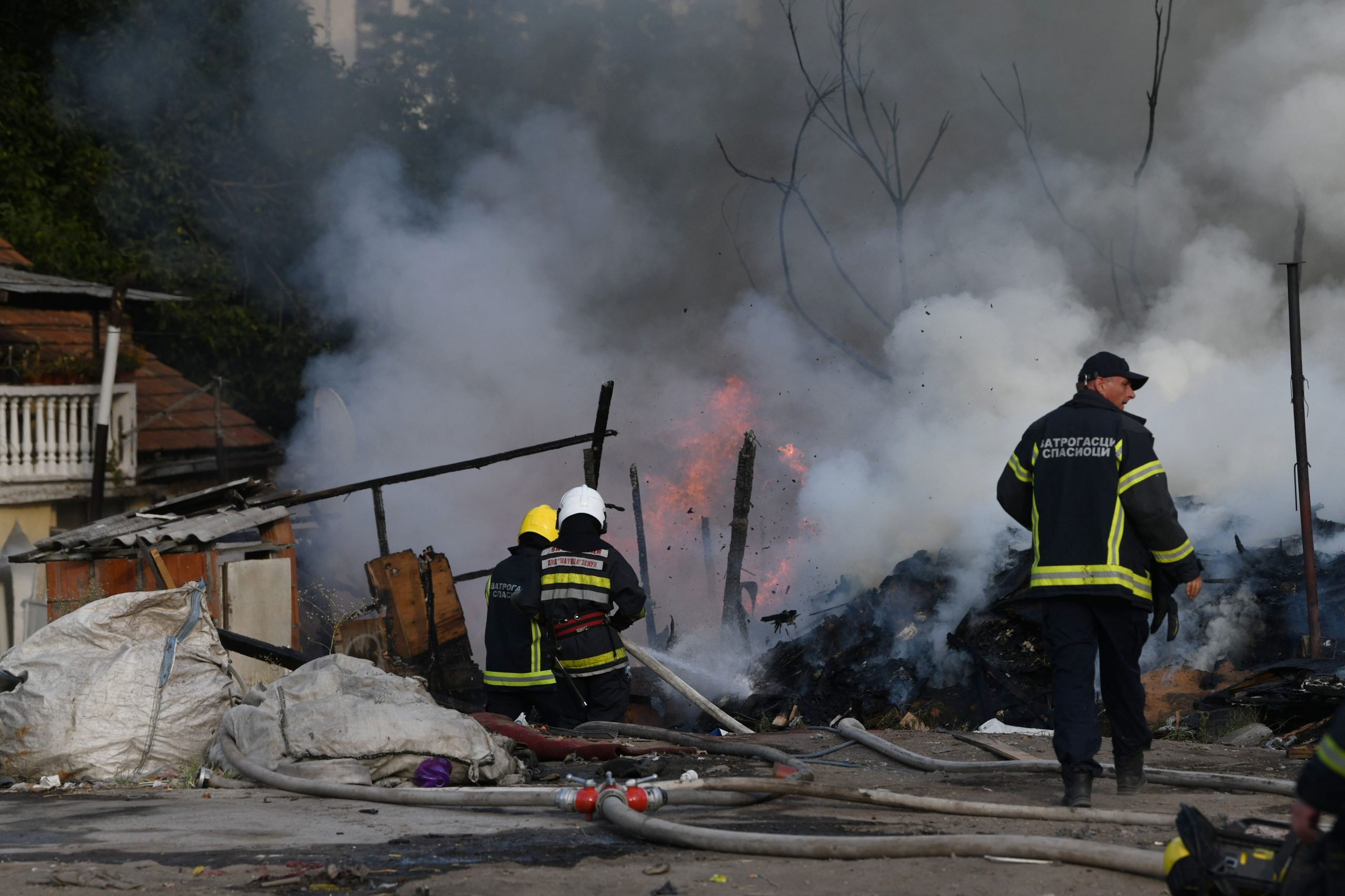 Beograd, 26. jula 2022.- Gust crni dim nadvio se danas posle podne u blizini Sava centra na Novom Beogradu, gore barake preko puta Sava centra.Vatrogasci i policija su na terenu. Foto: Filip Krainčanić/Nova.rs