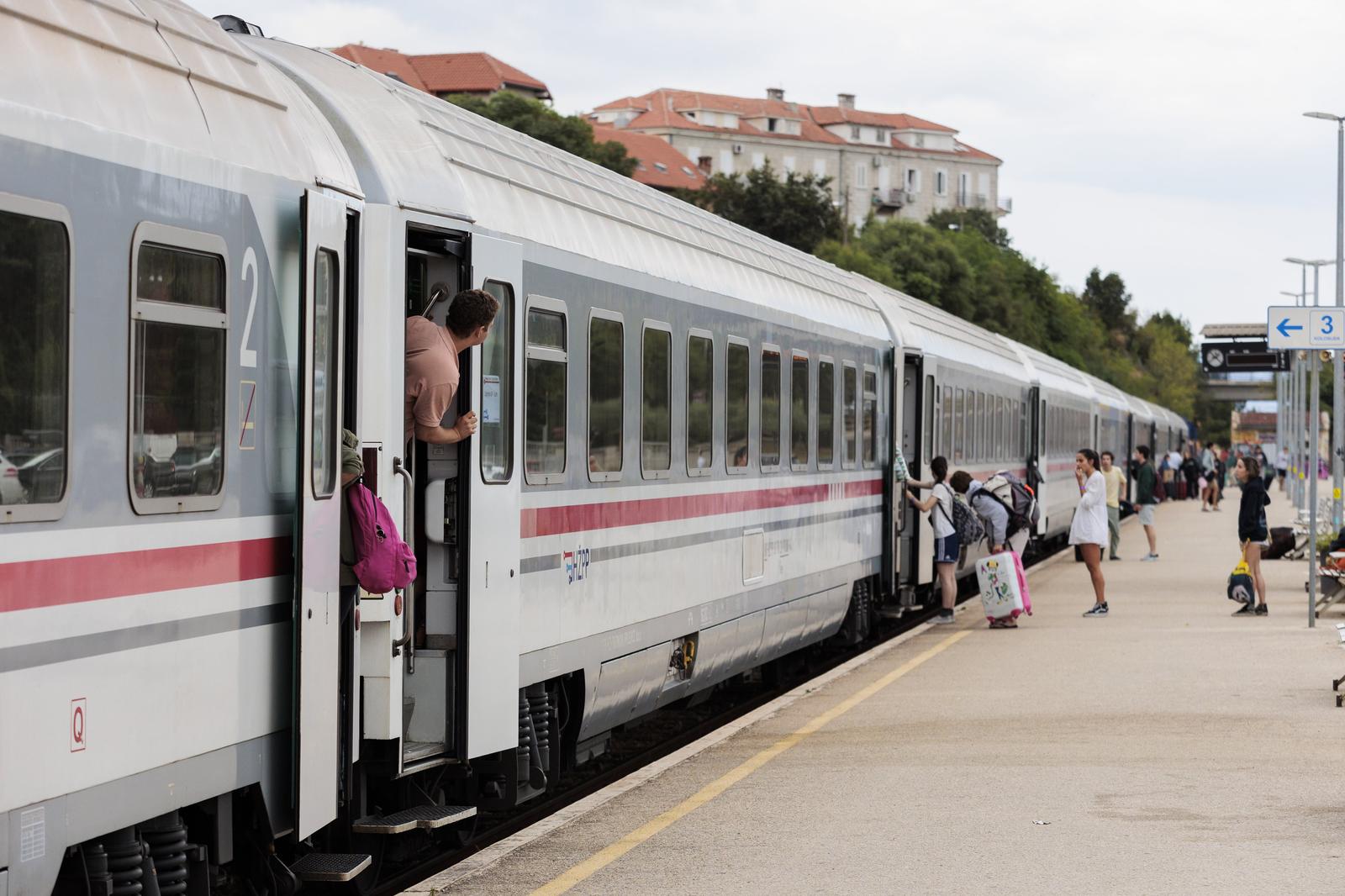 08.07.2022., Split - Brzi vlak iz Osijeka s dvadeset minuta zakasnjenja stigao je na splitski zeljeznicki kolodvor. Photo: Miroslav Lelas/PIXSELL