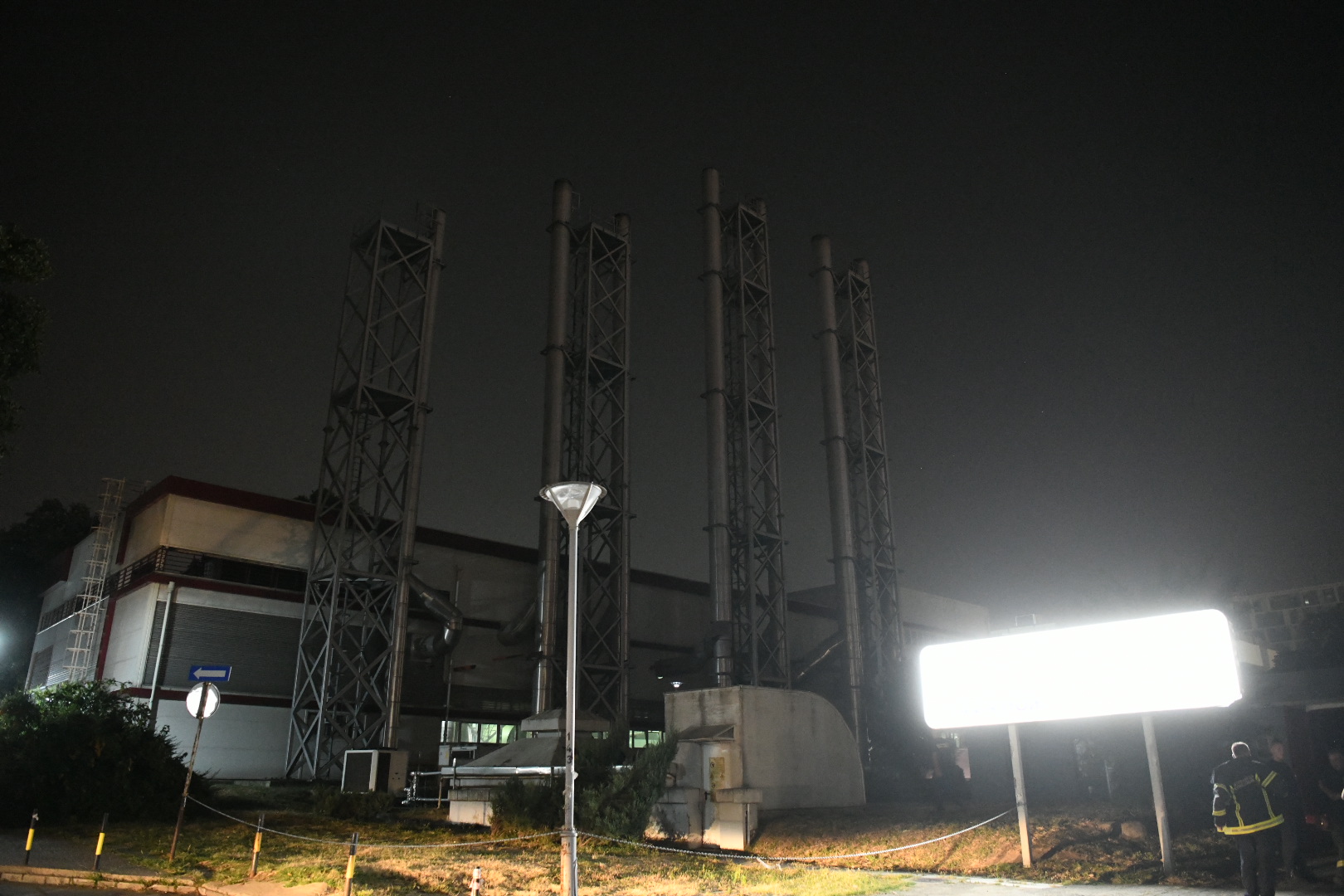 Beograd 29. jul 2022. Muškarac preti da će skočiti sa toplane Kliničkog centra Srbije u Beogradu, Klinički centar Srbije, policija, hitna pomoć Foto:Vesna Lalić/Nova.rs