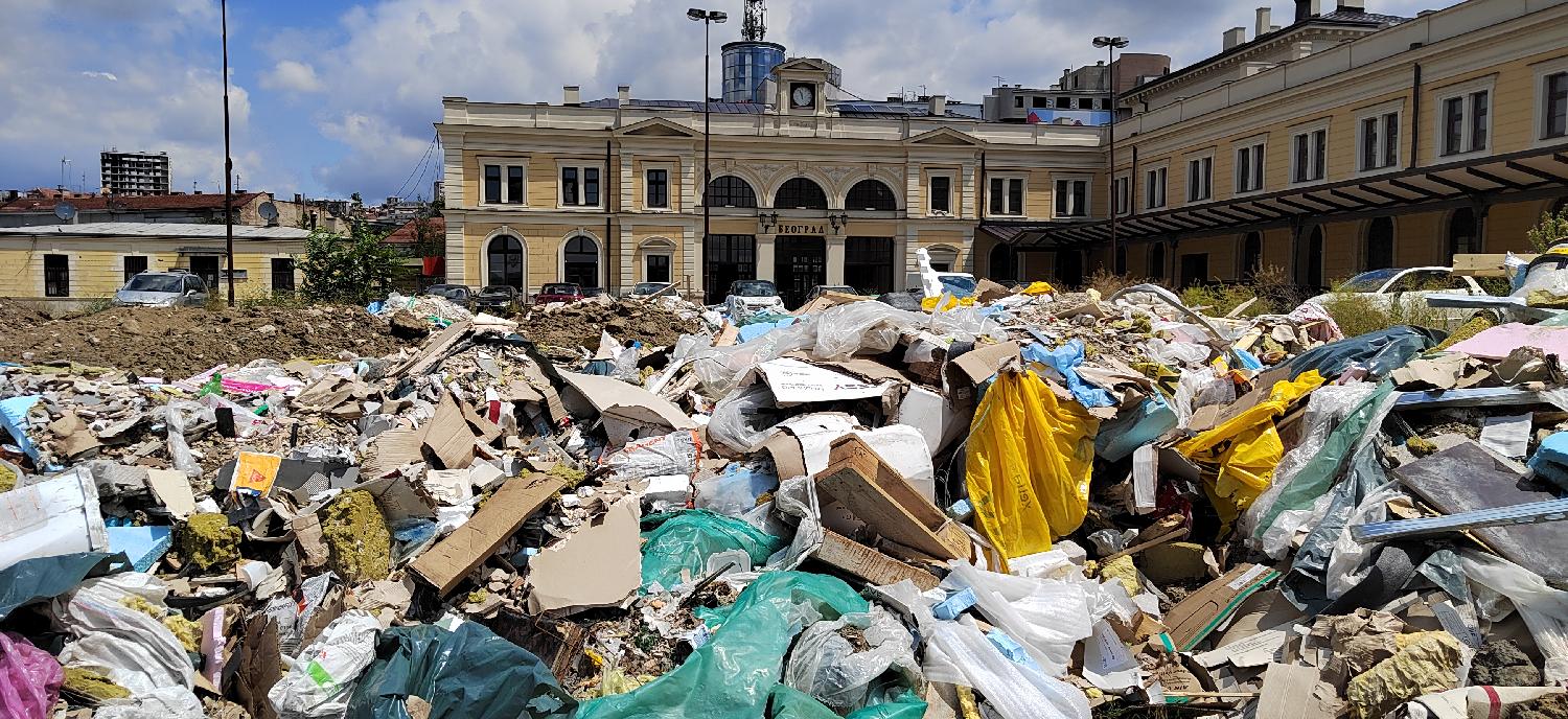 Beograd 06.07.2022. DRUŠTVO - na prostoru nekadašnje glavne železničke stanice u centru Beograda, koja ne radi već četiri godine, nalaze se velike količine smeća Foto: FoNet/Marko Dragoslavić