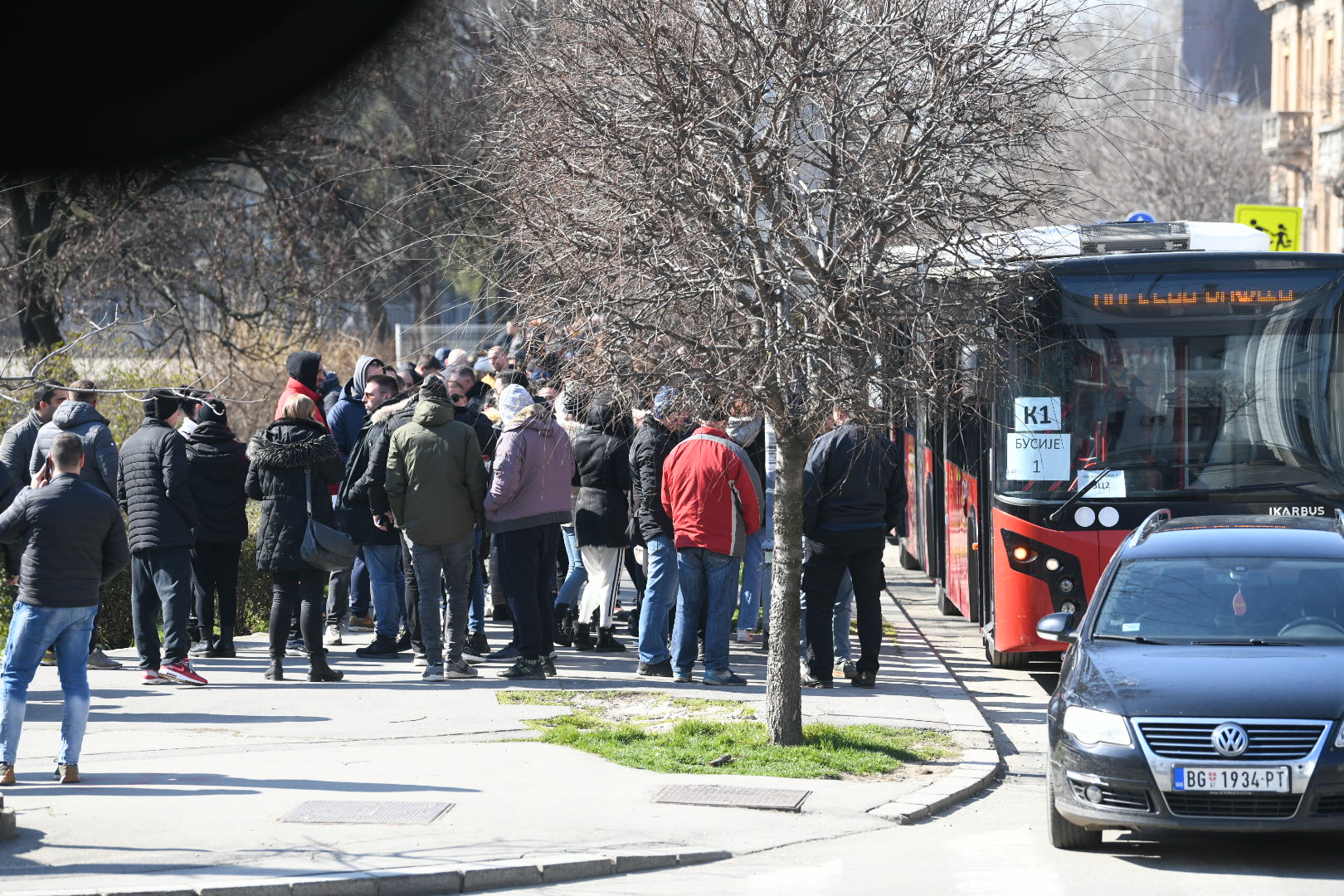 Beograd 12. mart 2022. Simpatizeri pristalice SNS Srpska napredna stranka pred put u Busije, Zemun, autobusi Foto:Vesna Lalić/Nova.rs