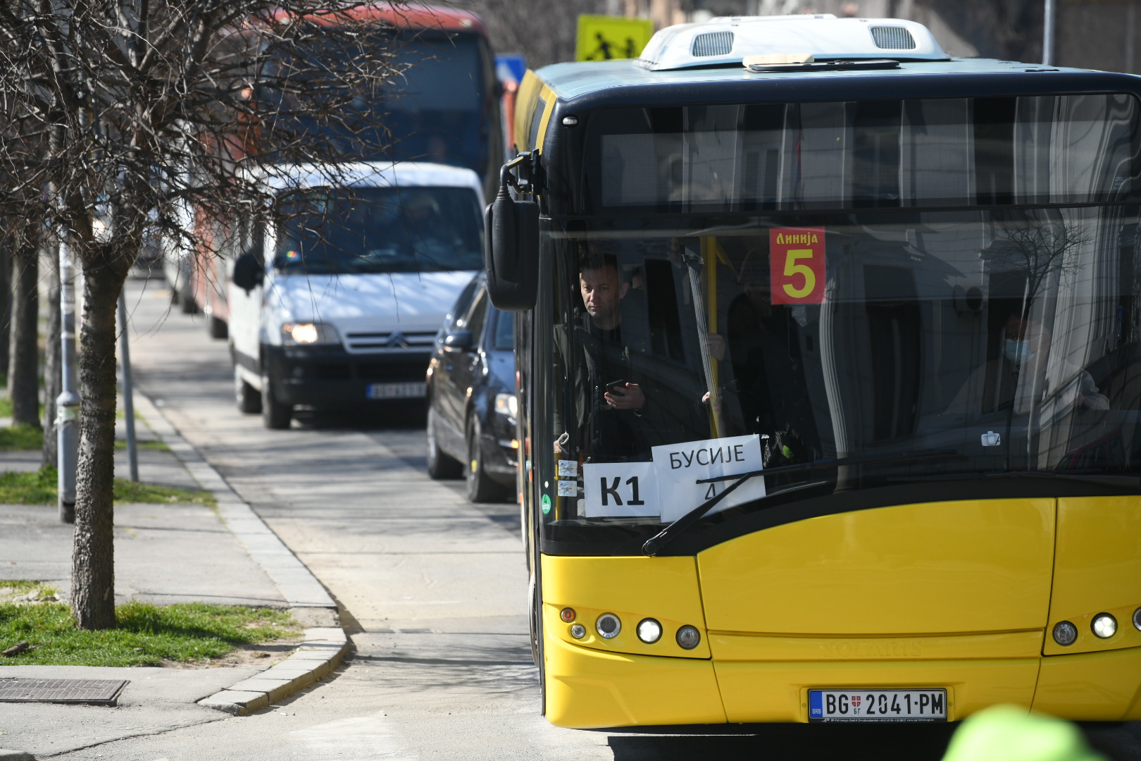 Beograd 12. mart 2022. Simpatizeri pristalice SNS Srpska napredna stranka pred put u Busije, Zemun, autobusi Foto:Vesna Lalić/Nova.rs