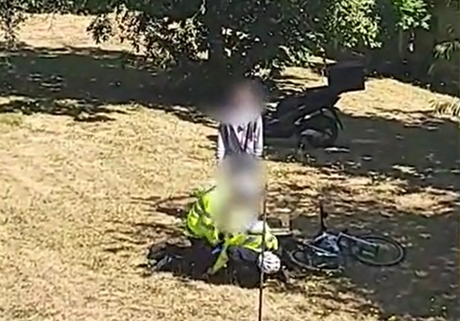 Police officers filmed punching black man, 21, as his friend pleads with them to stop. Policajci tukli crnca