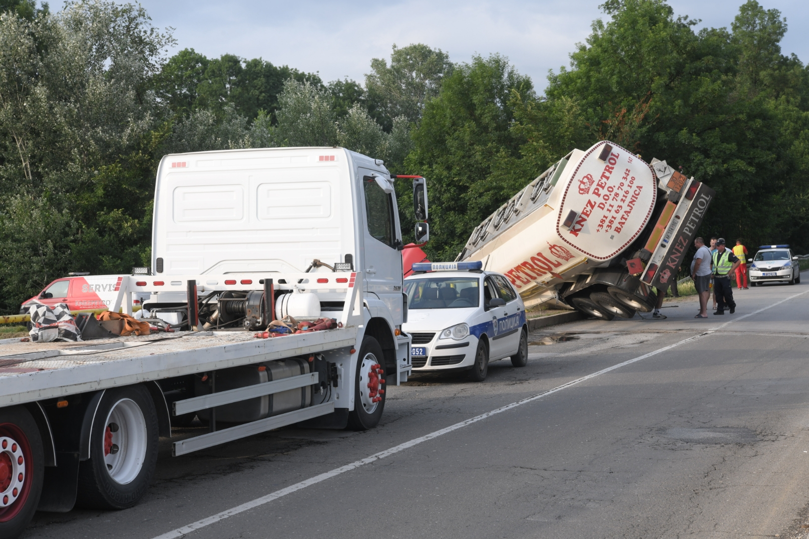 Majdanpek 06.06.2022. Prevrnuta cisterna na putu, cisterna za gorivo, udes, saobraćajna nesreća, nezgoda, policija, uvidjaj, uviđaj Foto: Dragan Mujan/Nova.rs