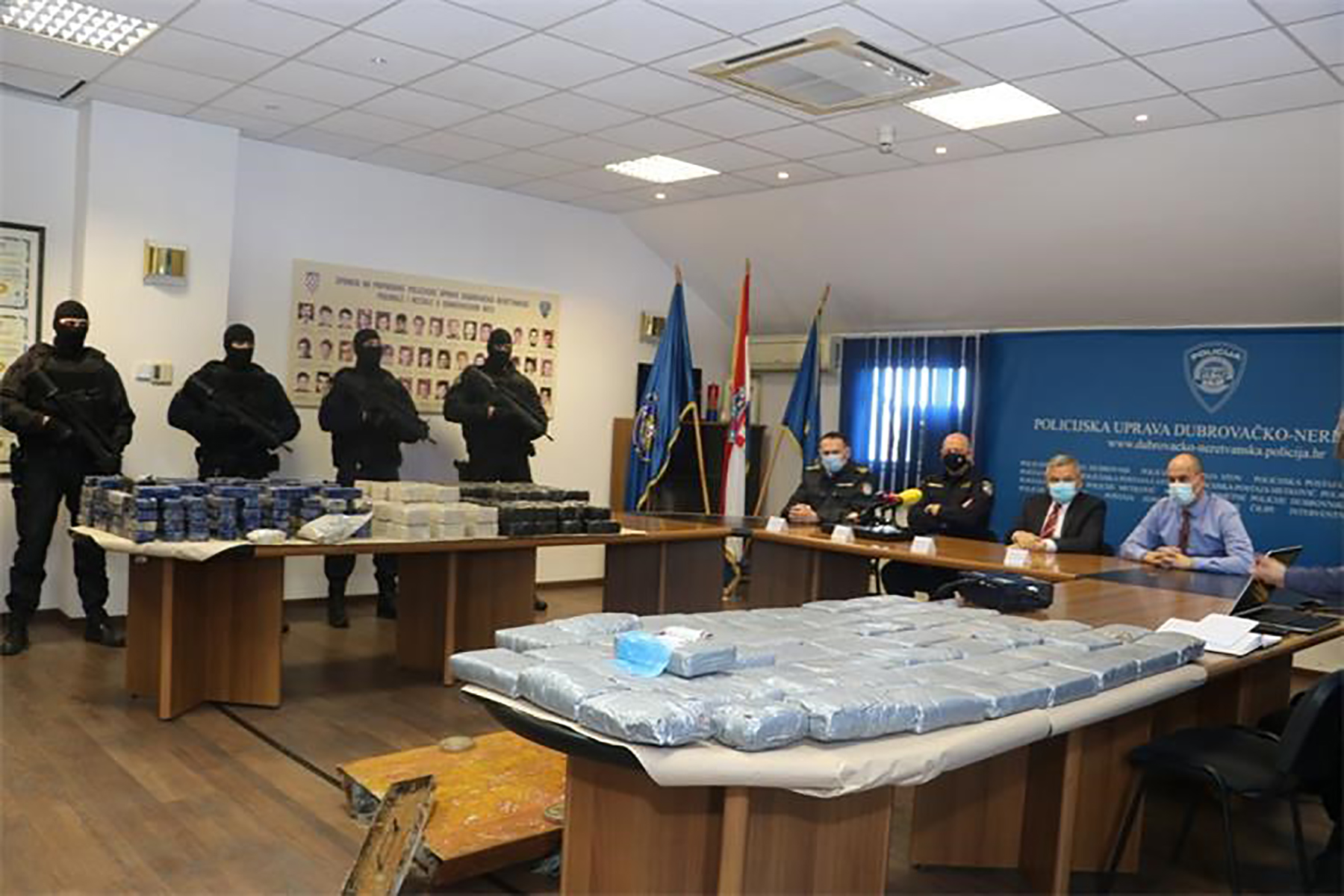 Droga zaplena Hrvatska Dubrovnik Ploce. U Luci Ploče zaplijenjeno je 220 kilograma heroina i 62 kilograma kokaina ukupne vriednosti 17 miliona evra, sto je do sad najveca zaplena droge u Hrvatskoj