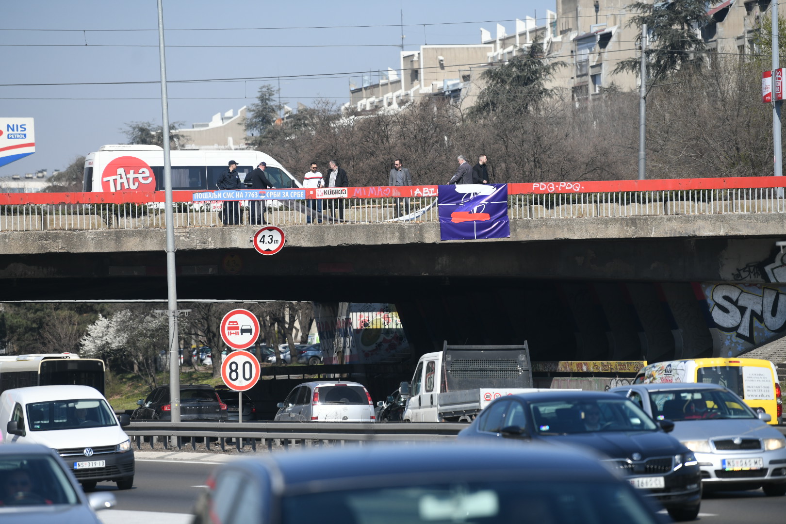 vučić izdajnik transparent na mostu