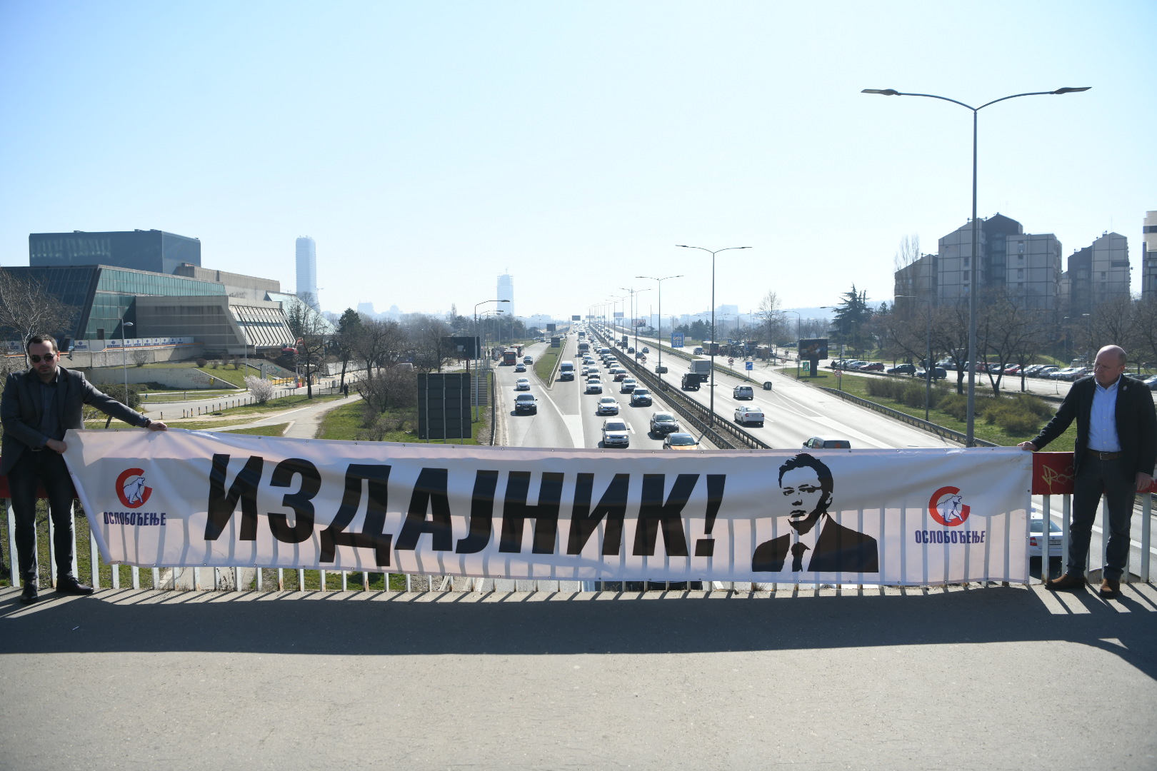 vučić izdajnik transparent na mostu