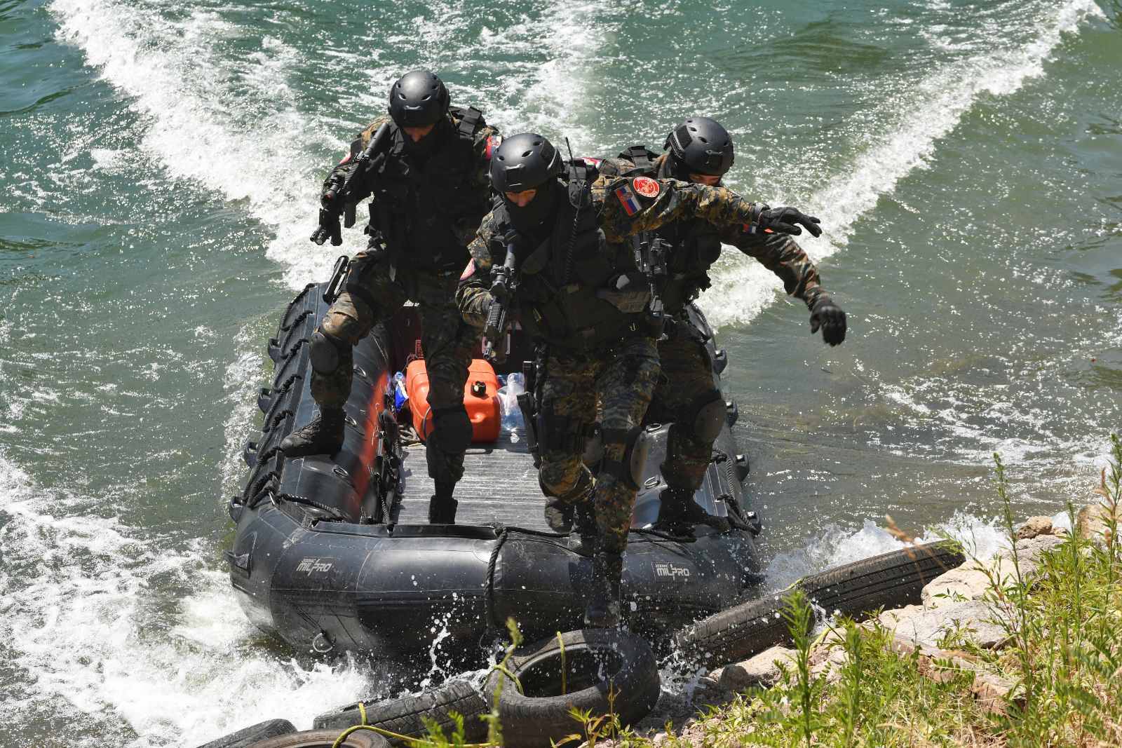 Knic, 22.07.2022. - Pokazno-takticka vezba Ministarstva unutrasnjih poslova "Gruza 2022" odrzana je danas na brani na jezeru Gruza. Prisustvovao je i predsednik Srbije Aleksandar Vucic. (BETAPHOTO/MUP SRBIJE)