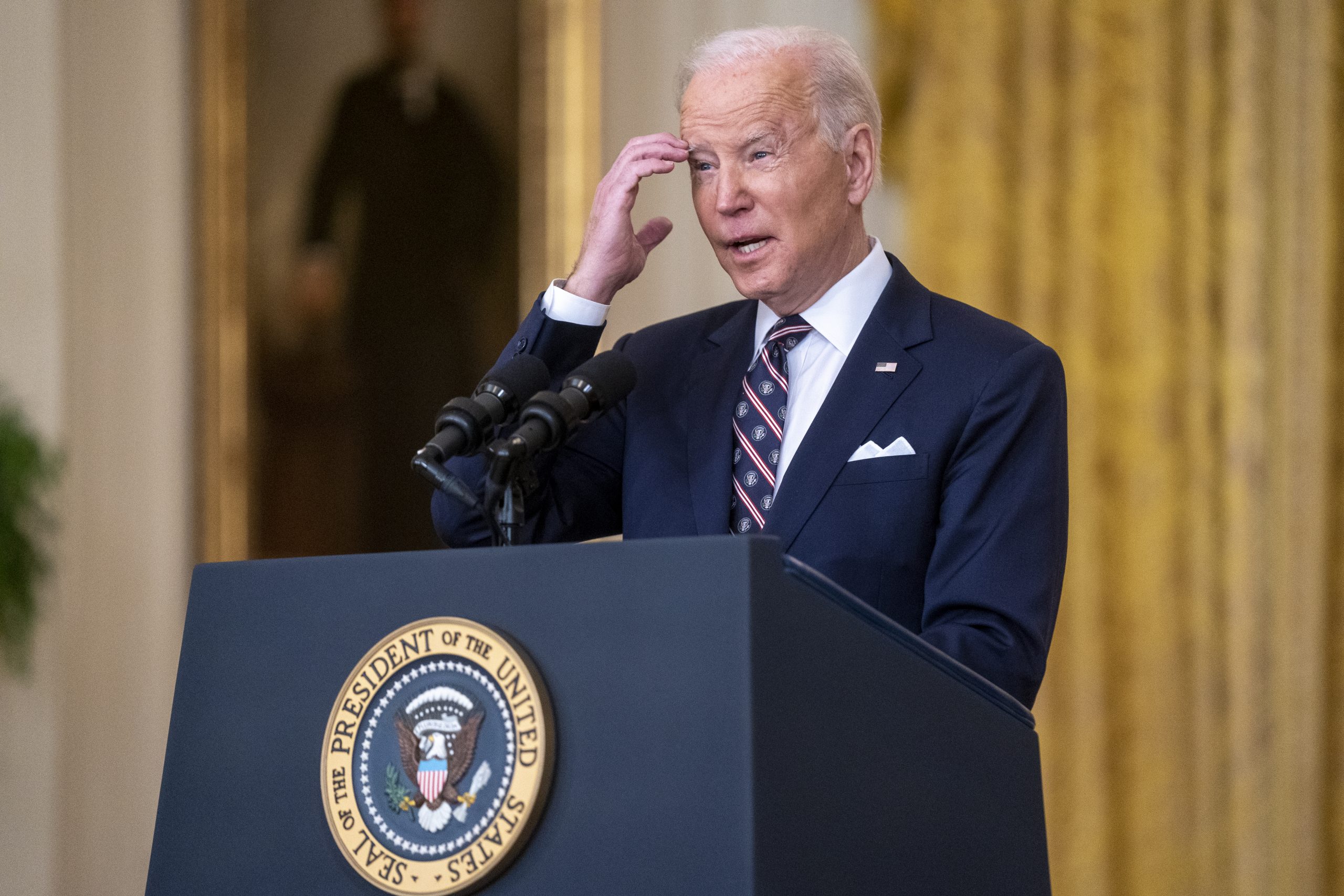 epa09777419 US President Joe Biden delivers remarks on the US response to the escalation on the Ukraine-Russian border during a speech in the East Room of the White House in Washington, DC, USA, 22 February 2022.  EPA-EFE/SHAWN THEW