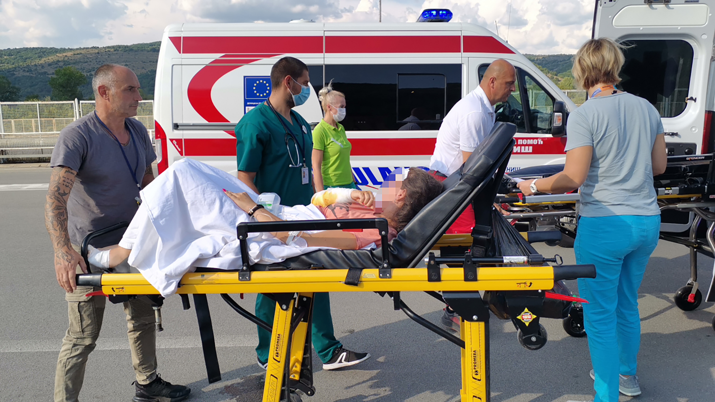 dete na nosilima,  povređena deca nesreća prevrtanje autobusa u bugarskoj, transport povređenih do Srbije