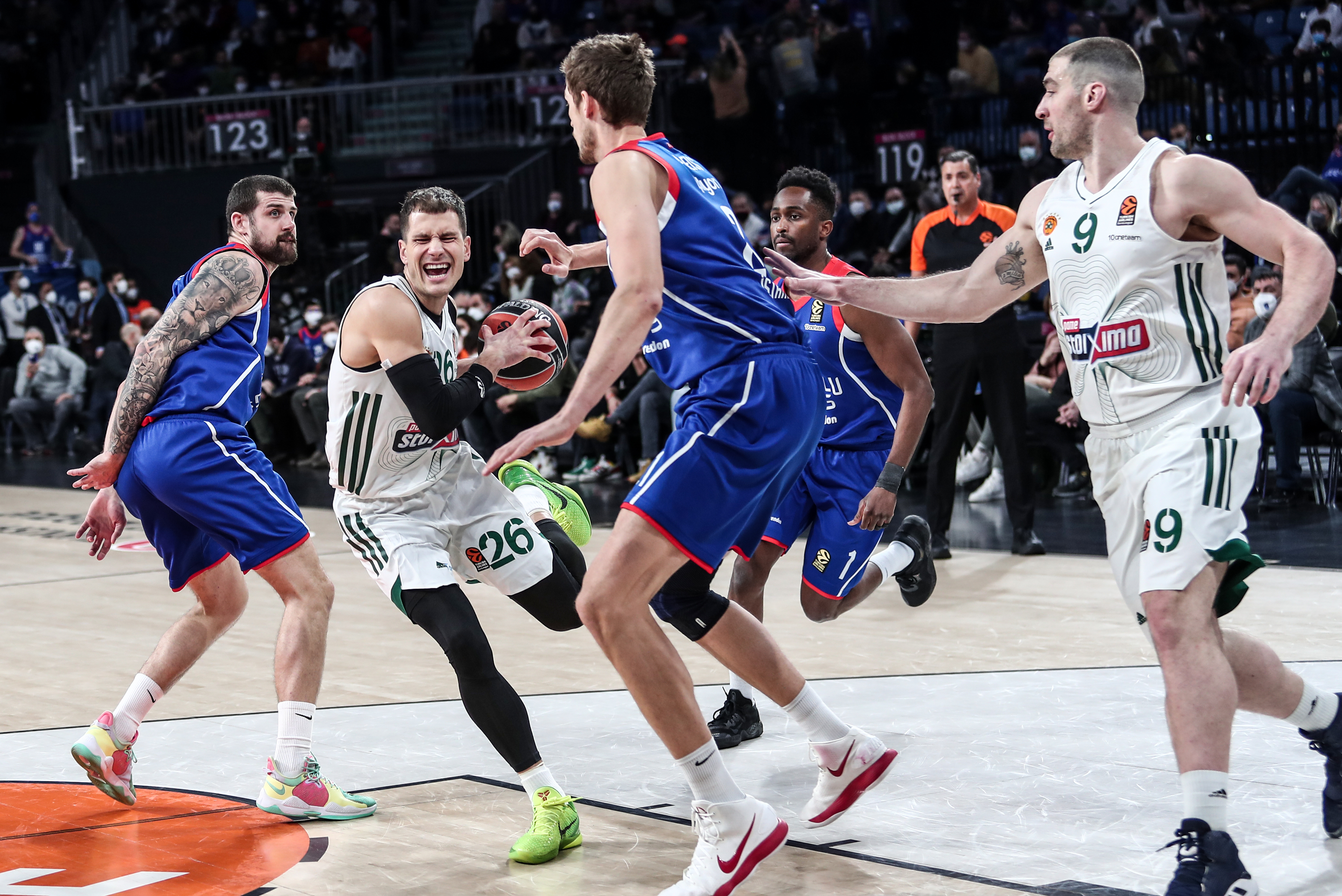 epa09700605 Nemanja Nedovic (L-2) of Panathinaikos  in action against Tibor Pleiss (C)  of Anadolu Efes during the Euroleague basketball match between Anadolu Efes and Panathinaikos OPAP in Istanbul, Turkey, 21 January 2022.  EPA-EFE/SEDAT SUNA