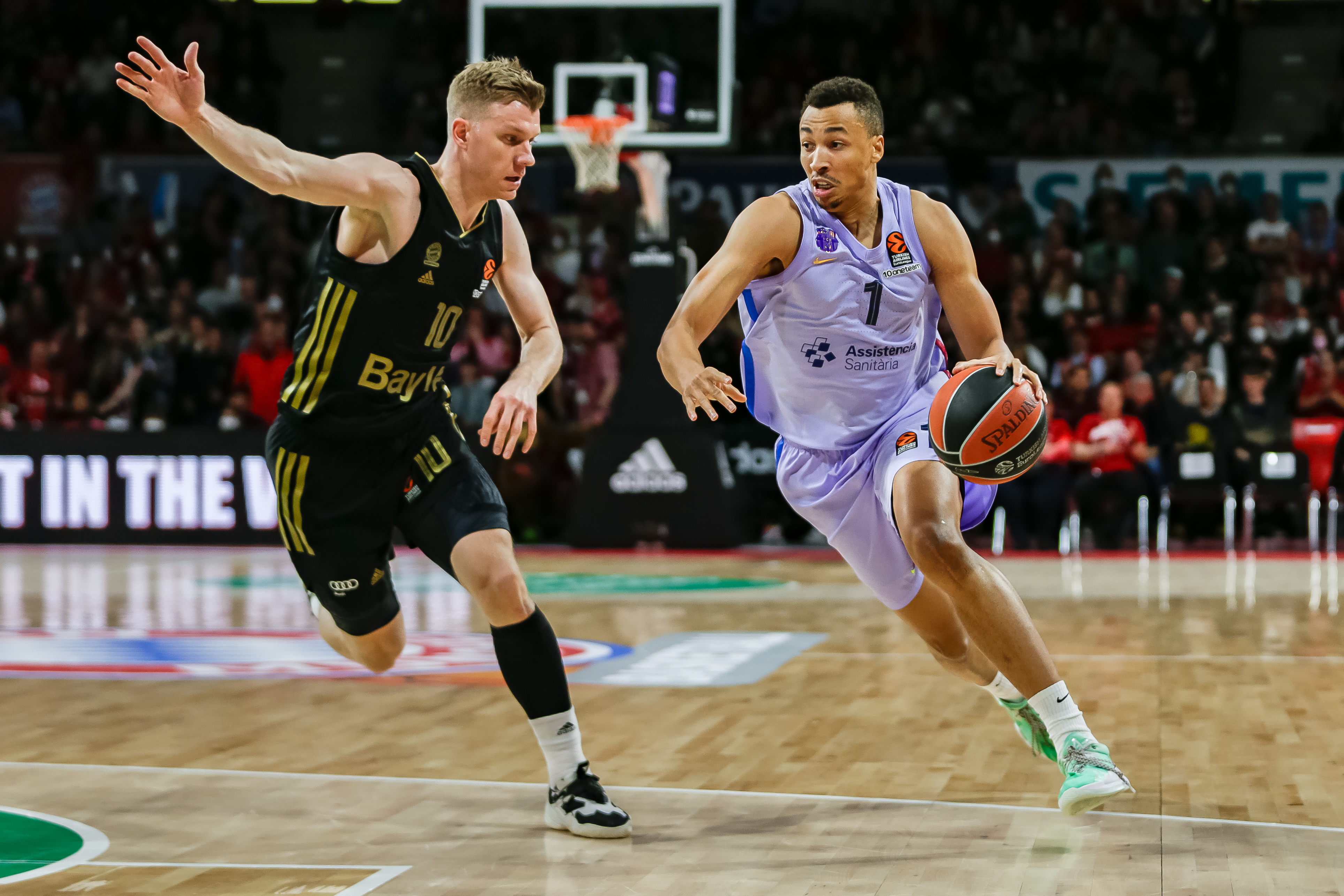 epa09912985 Barca's Dante Exum (R) in action against Bayern?s Ognjen Jaramaz (L) during the Euroleague basketball play-off third game between Bayern Munich and FC Barcelona in Munich, Germany, 27 April 2022.  EPA-EFE/Leonhard Simon
