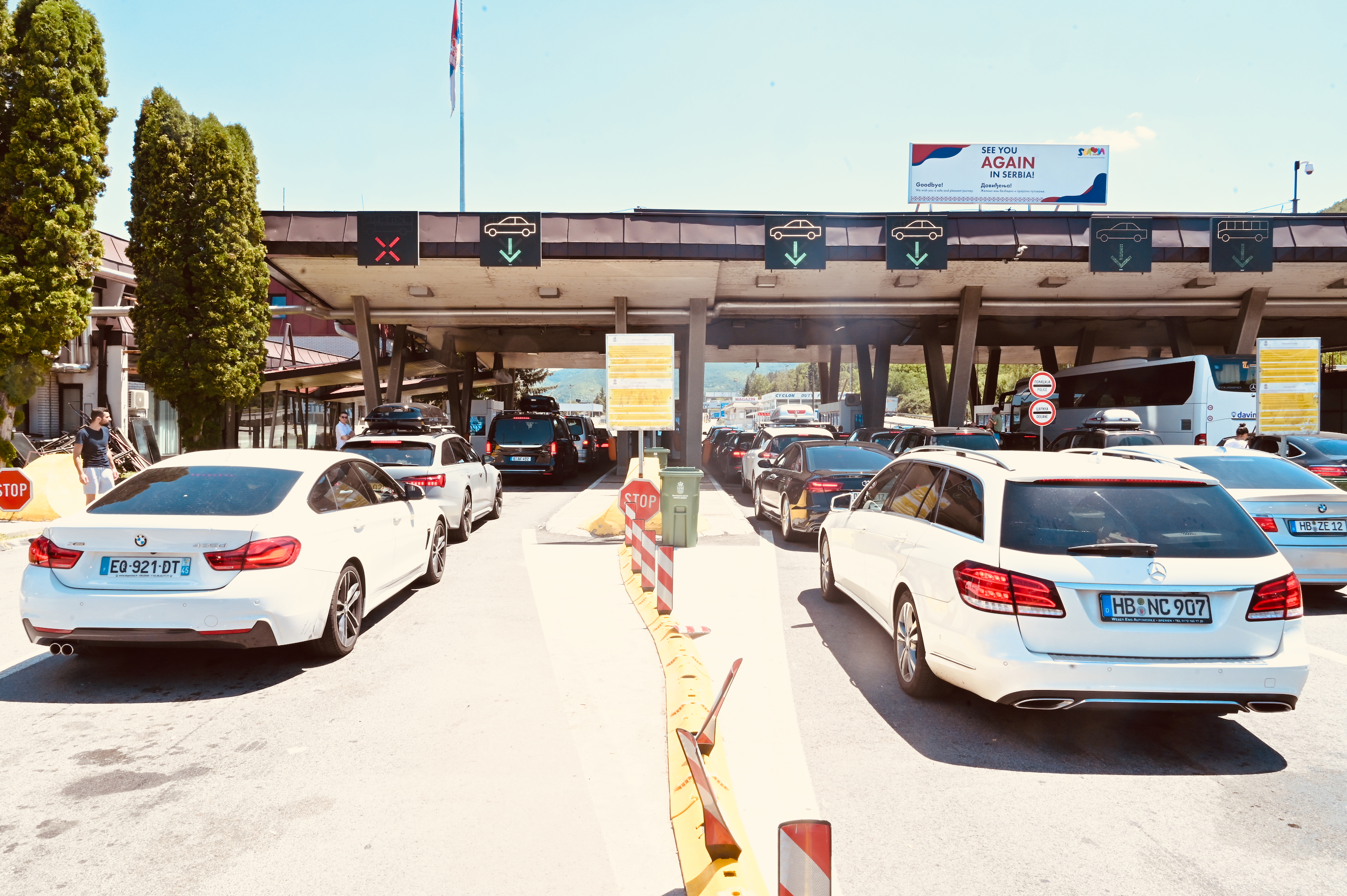 Gradina, 15. jula 2022. - Prema podacima AMSS, na granicnom prelazu Gradina putnicka vozila cekaju oko sat vremena. Kolona vozila na granicnom prelazu Gradina. FOTO TANJUG/ ALEKSANDAR CIRIC/ bg