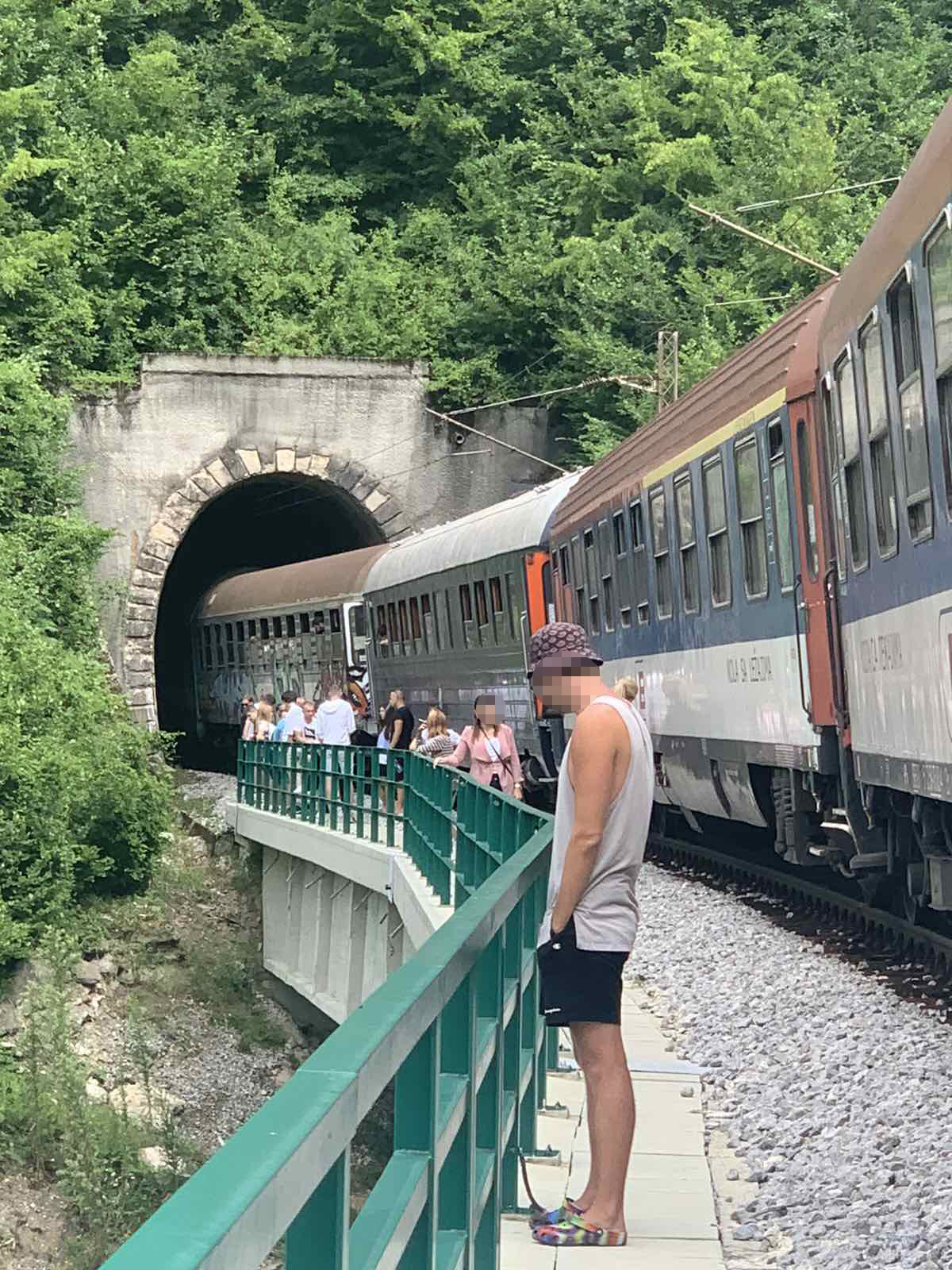 Brzi voz Beograd-Bar pokvario se kod Kolašina, a putnici više od tri sata čekaju. Voz, kvar, u kvaru, tunel, stoji voz, zastoj, putnici Foto: Privatna arhiva