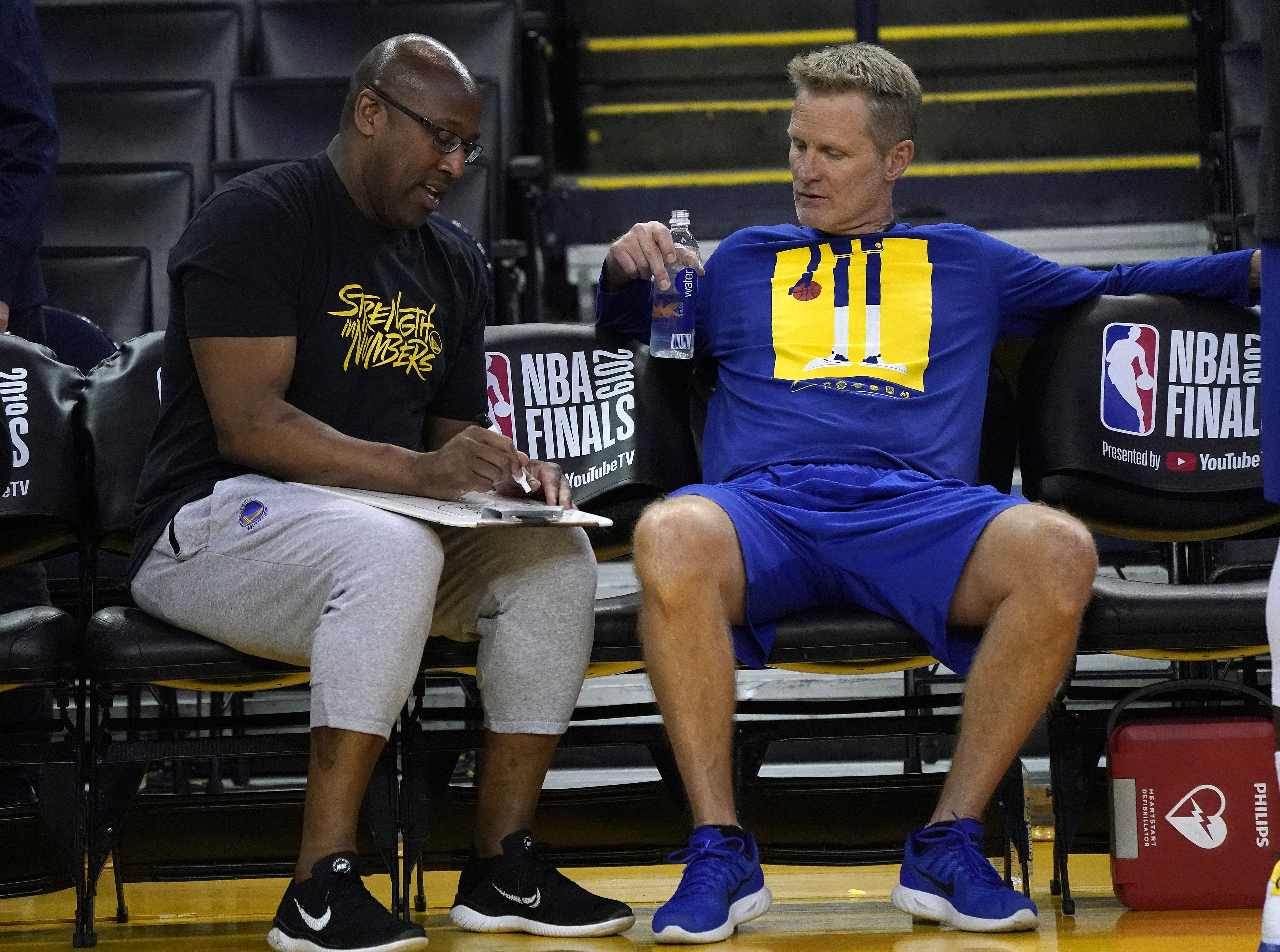 epa07626153 Golden State Warriors assistant coach Mike Brown (L) talks with Golden State Warriors head coach Steve Kerr (R) during NBA Finals practice at Oracle Arena in Oakland, California, USA, 04 June 2019.  EPA-EFE/JOHN G. MABANGLO SHUTTERSTOCK OUT